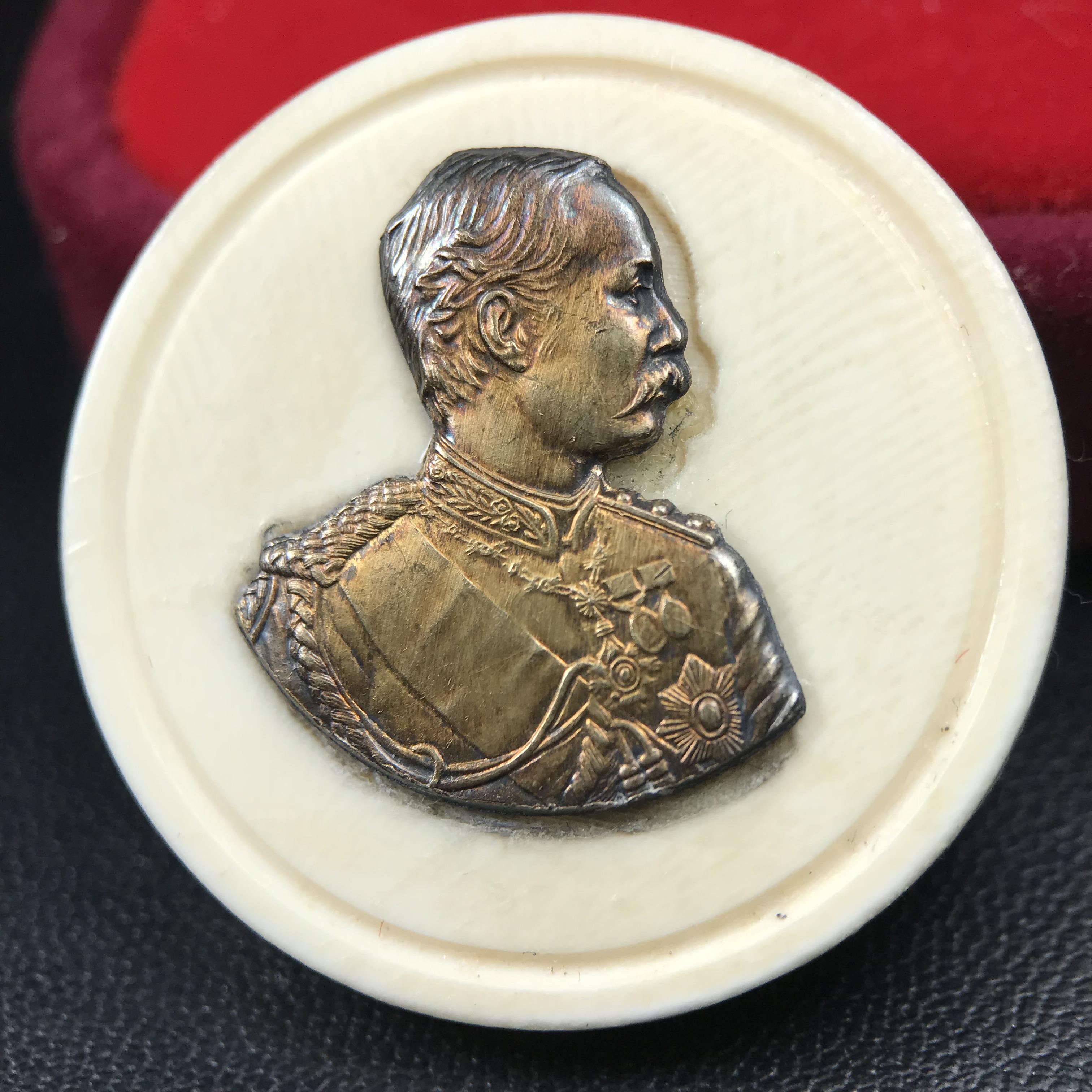 เหรียญรัชกาลที่ 5 คชสารหมื่นปี หลวงพ่ออุตตมะ วัดวังก์วิเวการาม ปี 2540 พิมพ์ใหญ่ขนาด 3.0 ซม. หน้ากากทองคำบริสุทธิ์ 99.99% (ผิวสวยเดิมขึ้นรุ้งงดงามธรรมชาติ)พร้อมกล่องบรรจุเดิมครบ(ควรคู่ผู้รู้คุณค่า ด้วยวัตถุมงคล เสริมบุญญาบารมี)