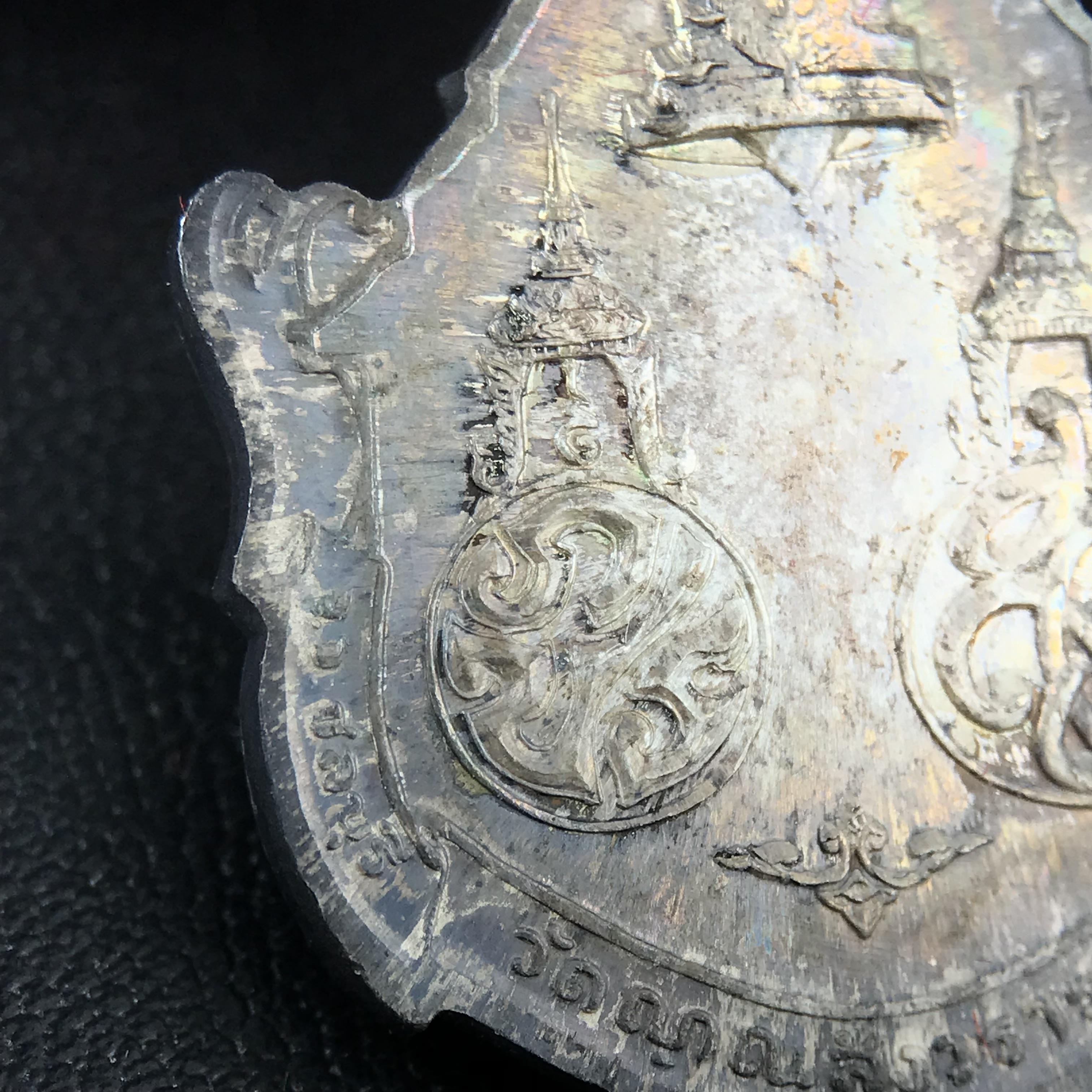 เหรียญพระพุทธญาณนเรศวร์ รุ่นแรก หลังพระปรมาภิไธย ภปร.และ สก.วัดญาณสังวราราม จ.ชลบุรี ปี 2527 เนื้อเงิน(ผิวเดิม ขึ้นรุ้งผิวน้ำทองกระจายทั่วเหรียญสวยมาก)ขนาด 2.3 x 3.8 ซม. พร้อมกล่องเดิม สมเด็จพระญาณสังวร ประธานในพิธีมหาพุทธาภิเษก(เนื้อเงินพบเจอน้อย หายาก)