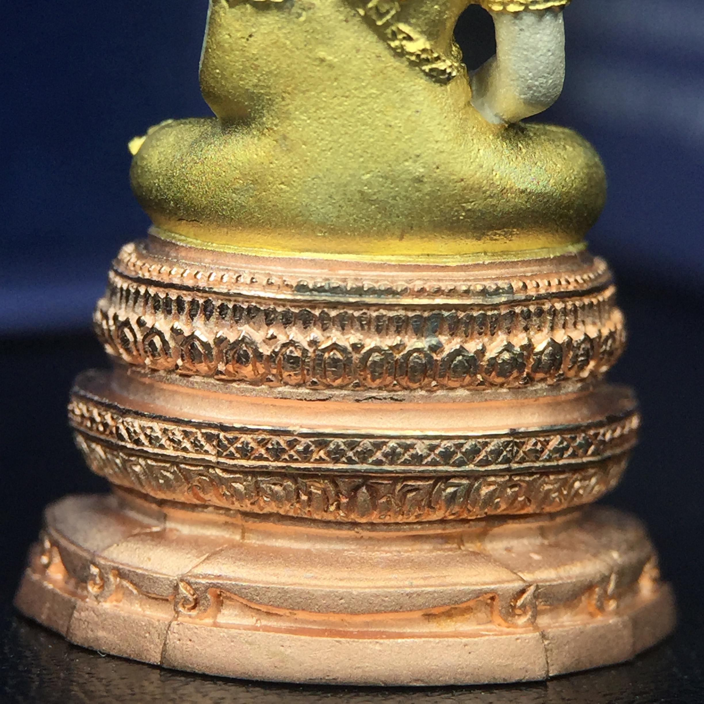 พระแก้วมรกต ภปร. ปี2547 จัดสร้างโดย รพ.ภูมิพลฯ เนื้อเงิน (3 กษัตริย์)ลอยองค์ หน้าตัก 1/2 นิ้ว งดงามทรงคุณค่าอีกหนึ่งรุ่นยอดนิยม หายาก(1ใน3000องค์)