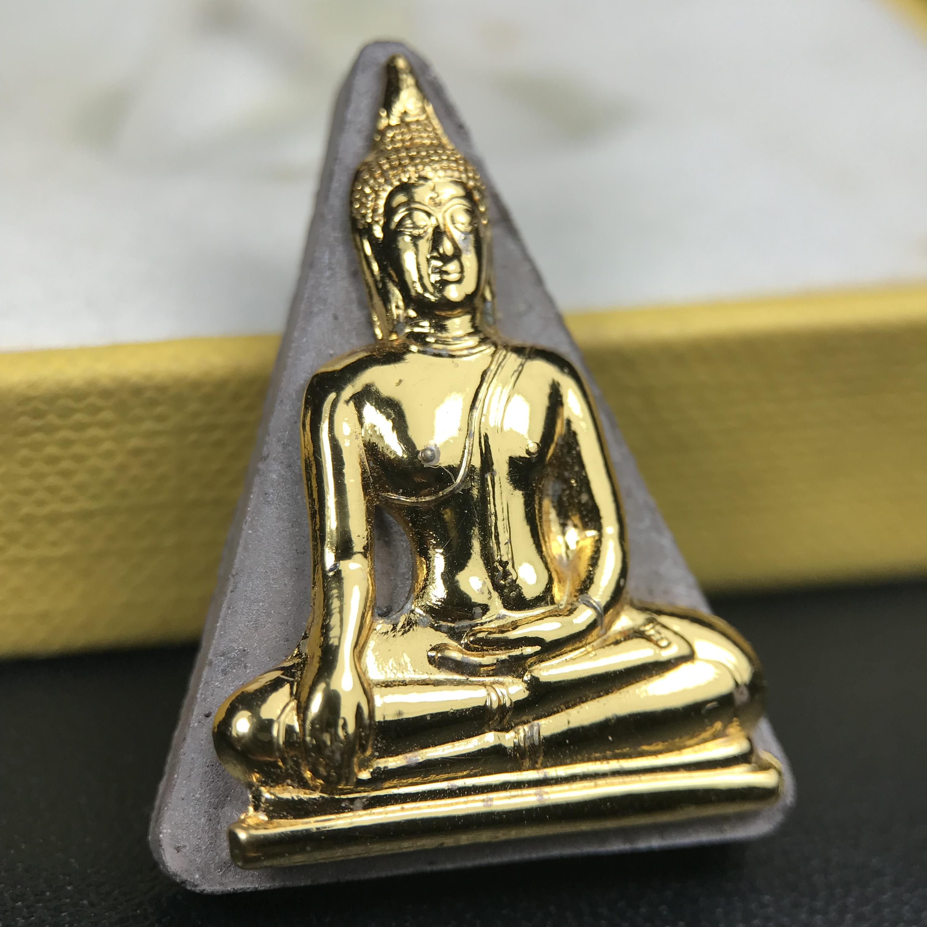 พระพุทธมหาสุวรรณปฏิมากร (หลวงพ่อทองคำ) หลังตรามหามงคลเฉลิมพระชนมพรรษา 80 พรรษา รัชกาลที่9 วัดไตรมิตรวิทยาราม กรุงเทพฯ ปี 2550 พระพิมพ์หน้าทองคำ(หายาก 1 ใน 999 องค์)