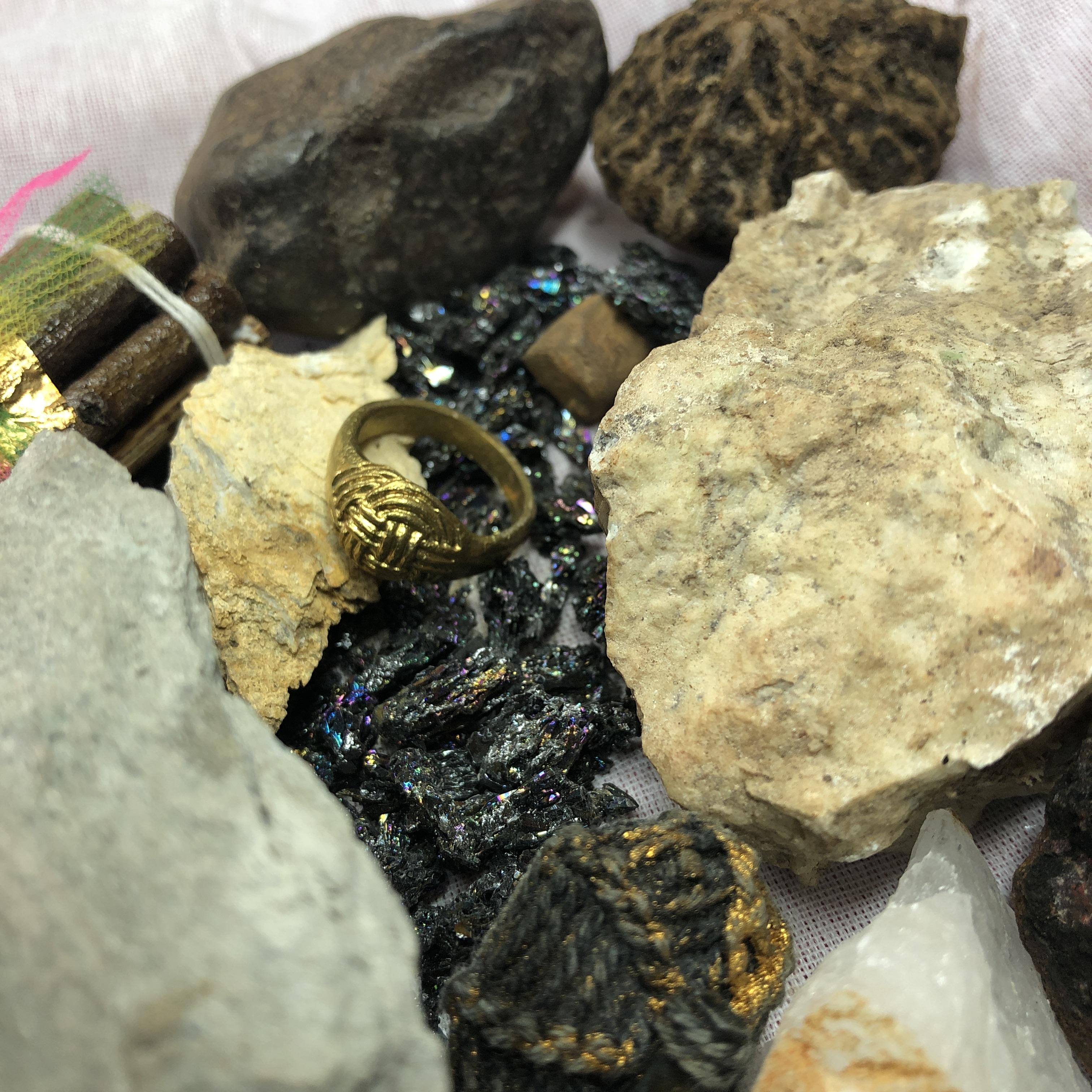 ของป้องกัน ชุดถุงแดงชุดกลาง ลงเสาเอก ลงเสาโท | อุปกรณ์ตั้งเสาเอก ชุดลงเสาเอกเสาโท ตั้งเสาเอก อุปกรณ์ลงเสาเอก ชุดยกเสาเอก สิริมงคล สวยงาม ครบชุด ยกเสาเอก ลงเสาเอก