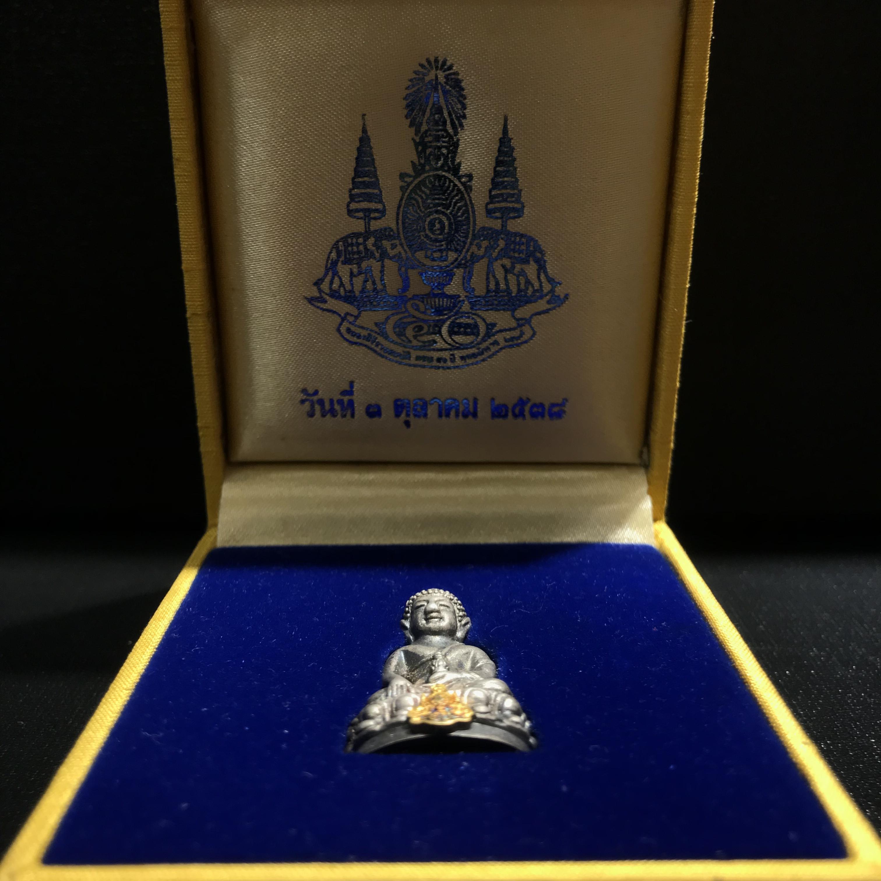 พระกริ่งสมเด็จญาณ โค๊ตช้าง เนื้อเงินบริสุทธิ์ 92.5% ตรากาญจนาภิเษกทองคำแท้ แจกวันเกิด 3 ตุลาคม 2538(หายาก)
