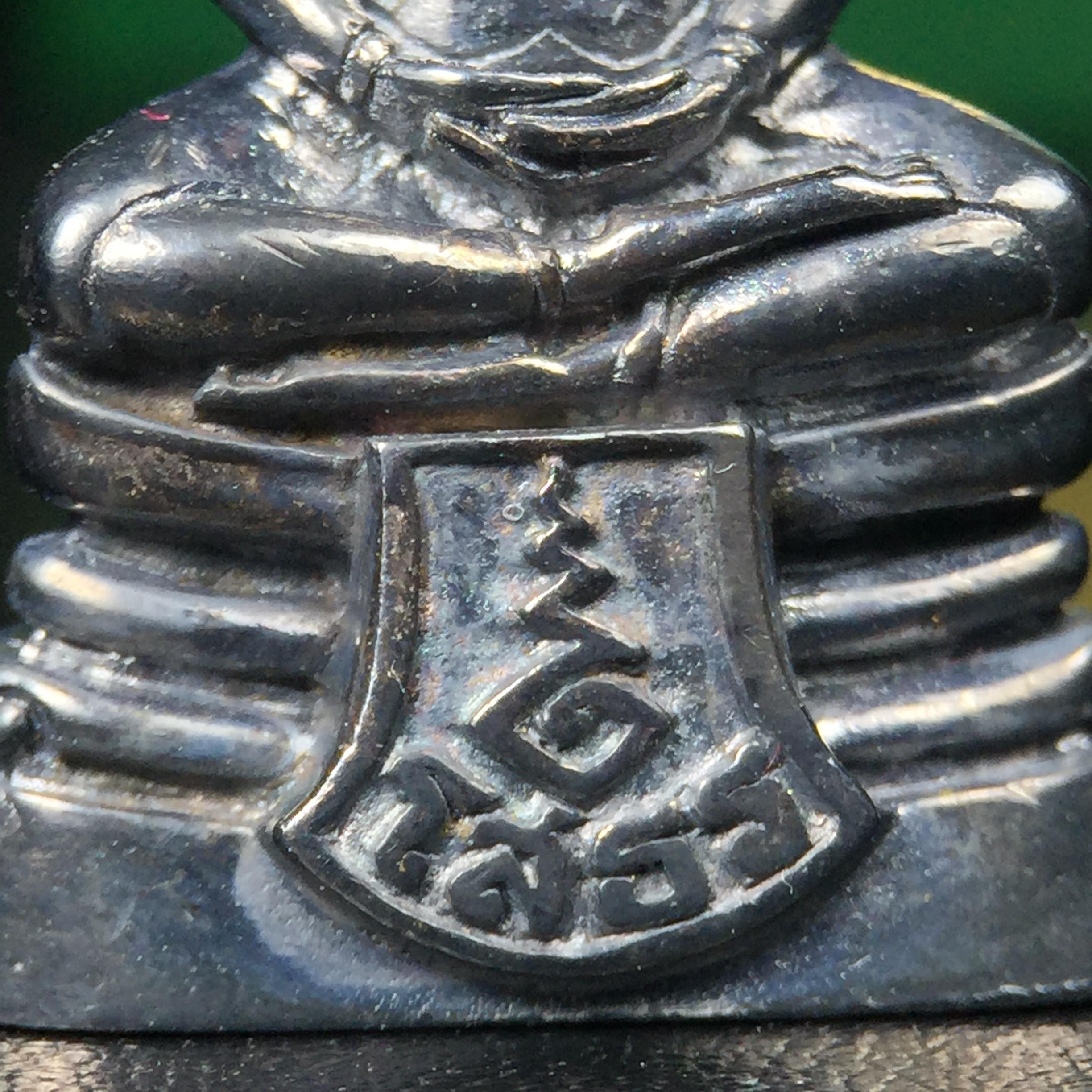 พระพุทธโสธร รุ่น กศก. 120 ปี เนื่องในโอกาสครบ 120 ปี กรมศุลกากร กระทรวงการคลัง จัดสร้าง ปี 2537 เนื้อเงินบริสุทธิ์ 99.9% ผิวขัดเงาลงดำ(งานบริษัท แพรนด้า จิวเวลรี่)สวยงดงาม ทรงคุณค่า