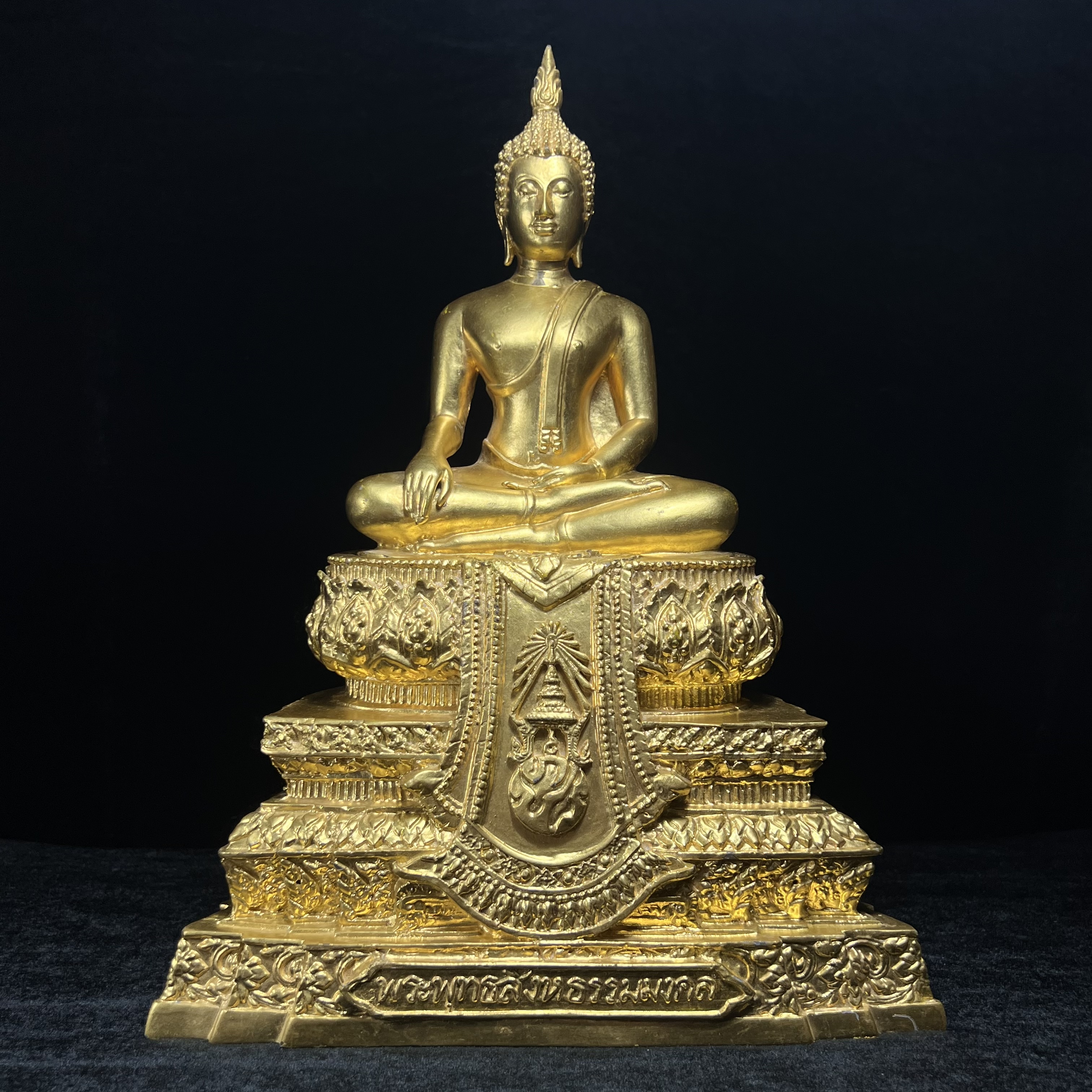 พระพุทธสิงหธรรมมงคล ภปร. รุ่นแรก พุทธสมาคมแห่งประเทศไทย ในพระบรมราชูปถัมภ์ จัดสร้าง ปี2547 เนื้อโลหะผสมปิดทอง หน้าตัก 5 นิ้ว(1 ใน 1999 องค์)หายาก