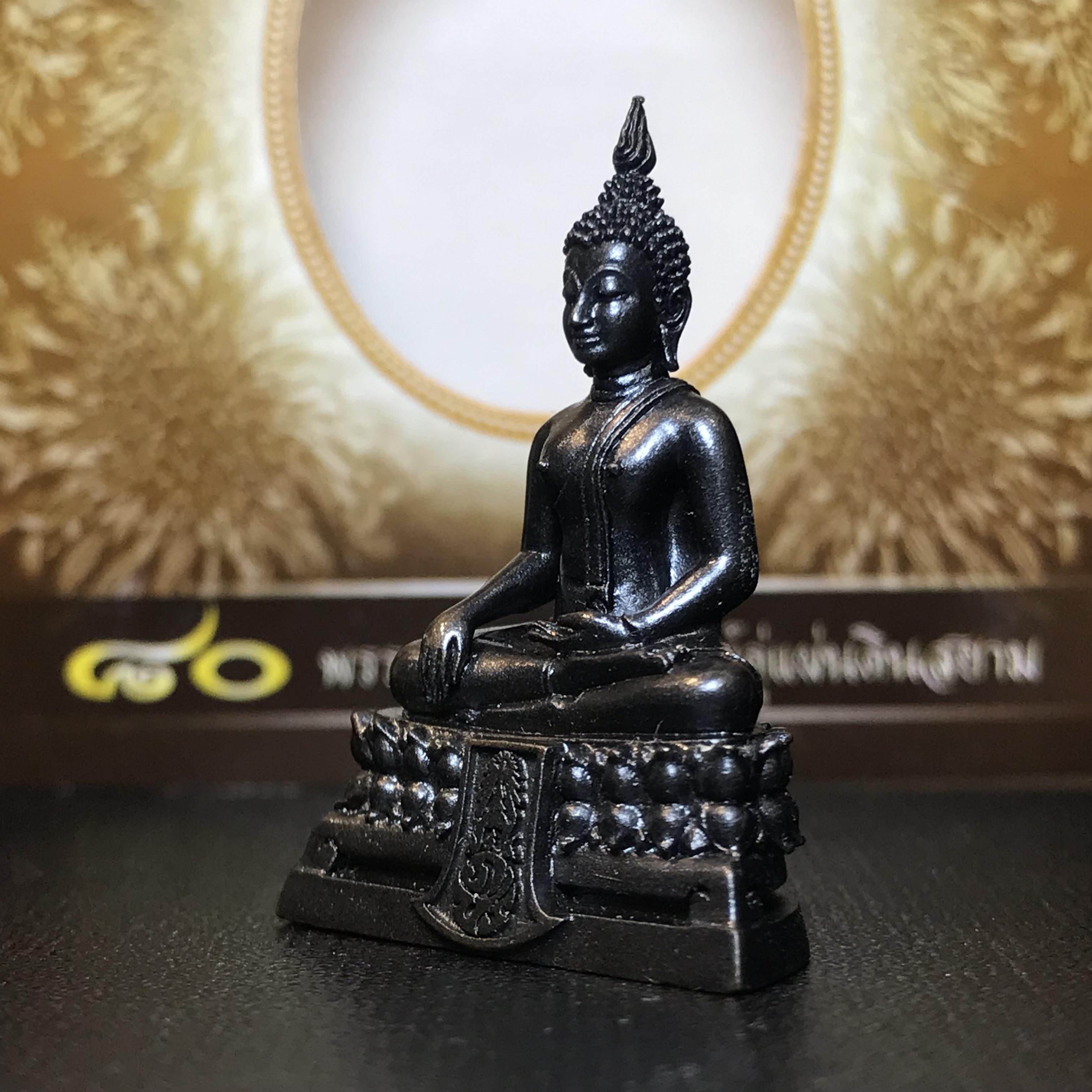 พระพุทธรูปคุ้มเกล้า ภปร. มหามงคล 80พรรษา “รุ่นเย็นศิระเพราะพระบริบาล 80พรรษา มหากษัตริย์คู่แผ่นดินสยาม” เนื้อนวโลหะรมดำ พิมพ์ใหญ่ ขนาด 18*35 มม.