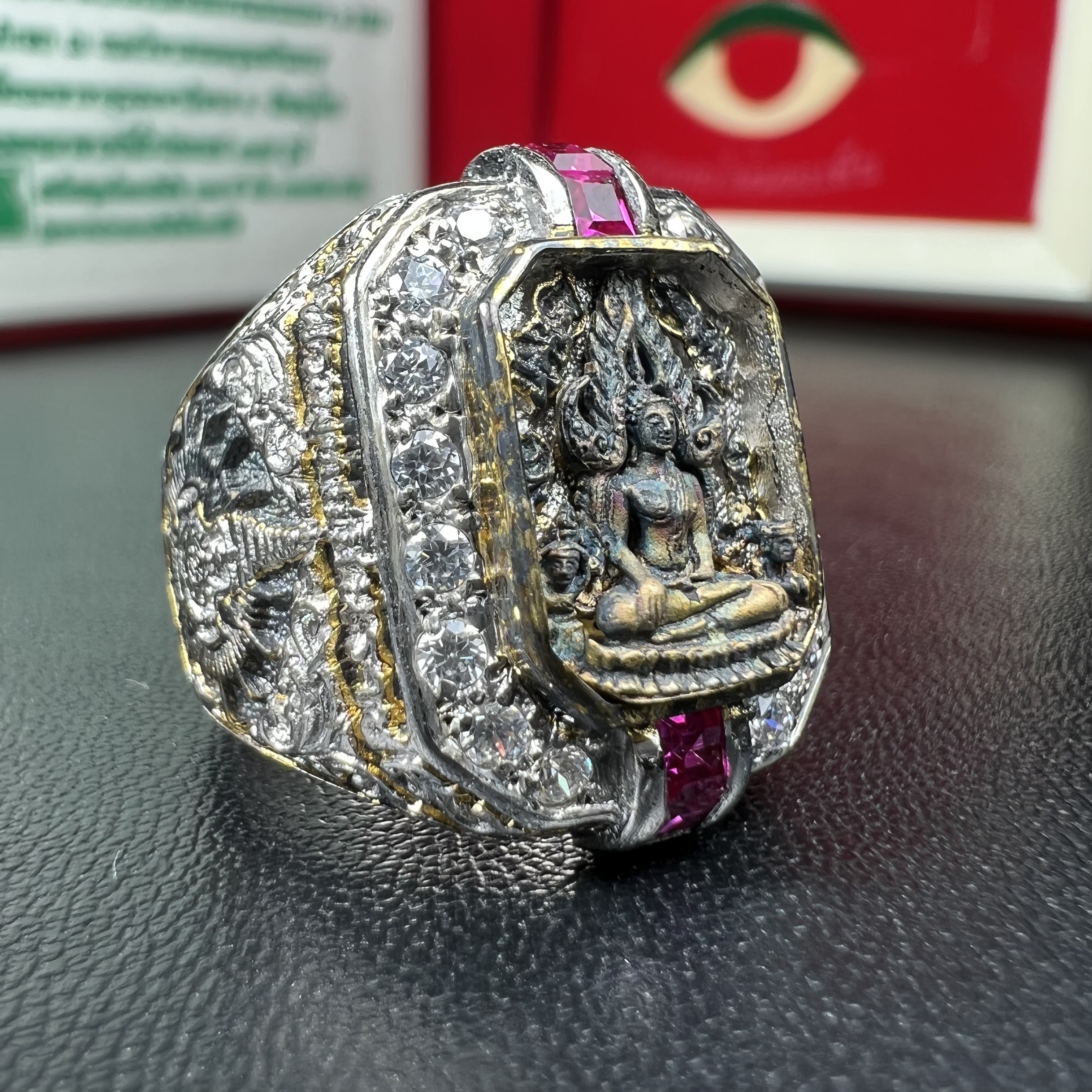 แหวนพระพุทธชินราช ภปร. ในวโรกาสเฉลิมพระชนมายุ6รอบ 5ธันวาคม2542 มูลนิธิพิทักษ์ดวงตาประชาชน จัดสร้าง แหวนเนื้อเงินเคลือบทองคำบริสุทธิ์ประดับเพชร CZ เกรดนอก ตอกโค๊ตและหมายเลข 2006(ผลรวมได้ 8 เลขมงคลเจริญมั่งคั่ง อุดมสมบูรณ์) พร้อมกล่องบรรจุเดิมครบ(หายาก)