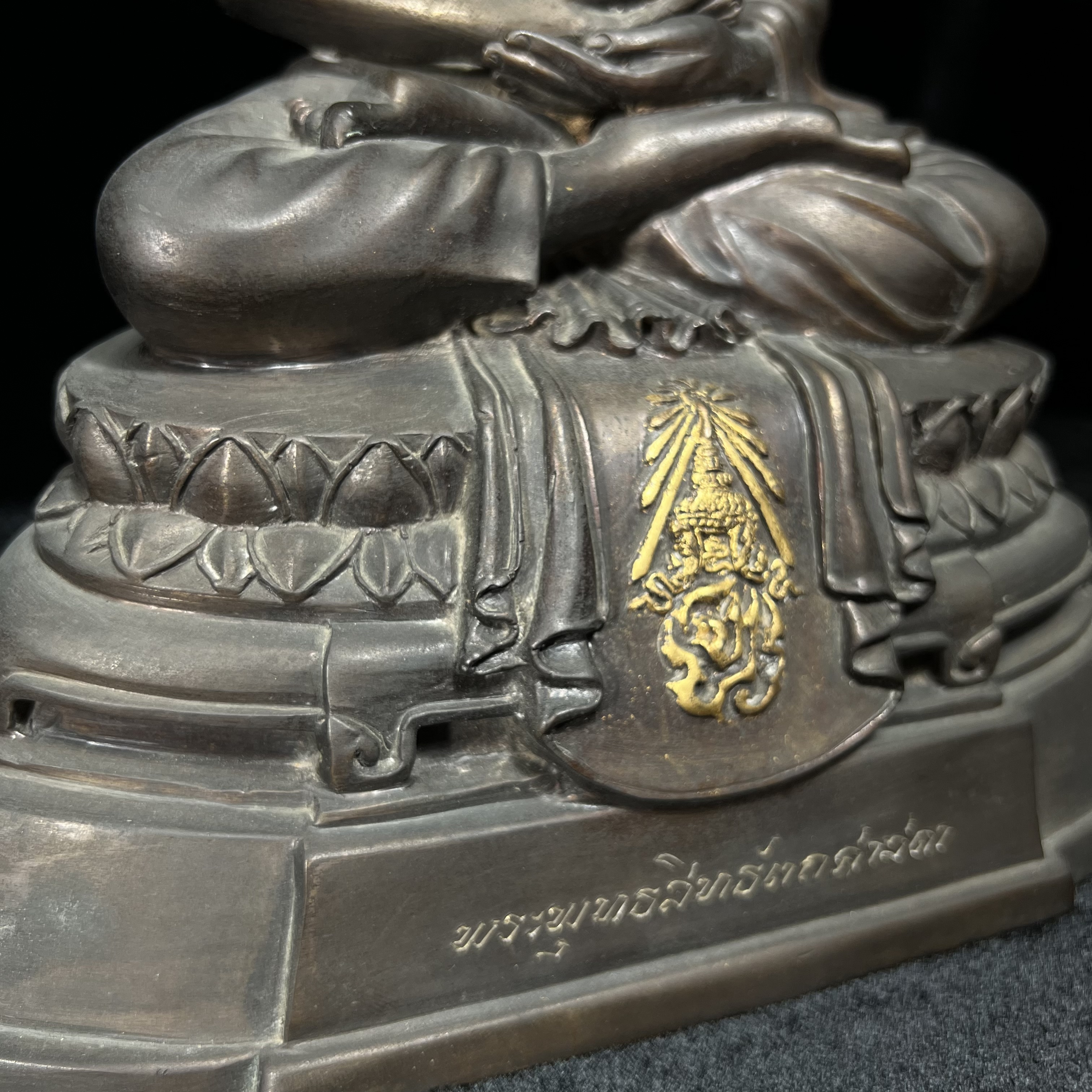 พระพุทธสิทธัตถศาสดา 100 ปี กรมบัญชีกลาง พ.ศ.2533(รุ่นแรก) เนื้อโลหะสำริด รมมันปู หน้าตัก 5.9 นิ้ว (พิธีใหญ่ ศิลป์สวย หายาก)(พระราชทานเม็ดพระธาตุ บรรจุมวลสารใต้ฐานองค์พระ)องค์หมายเลข 63(ผลรวมได้ 9 เลขมหามงคลเจริญก้าวหน้าในทุกด้าน)