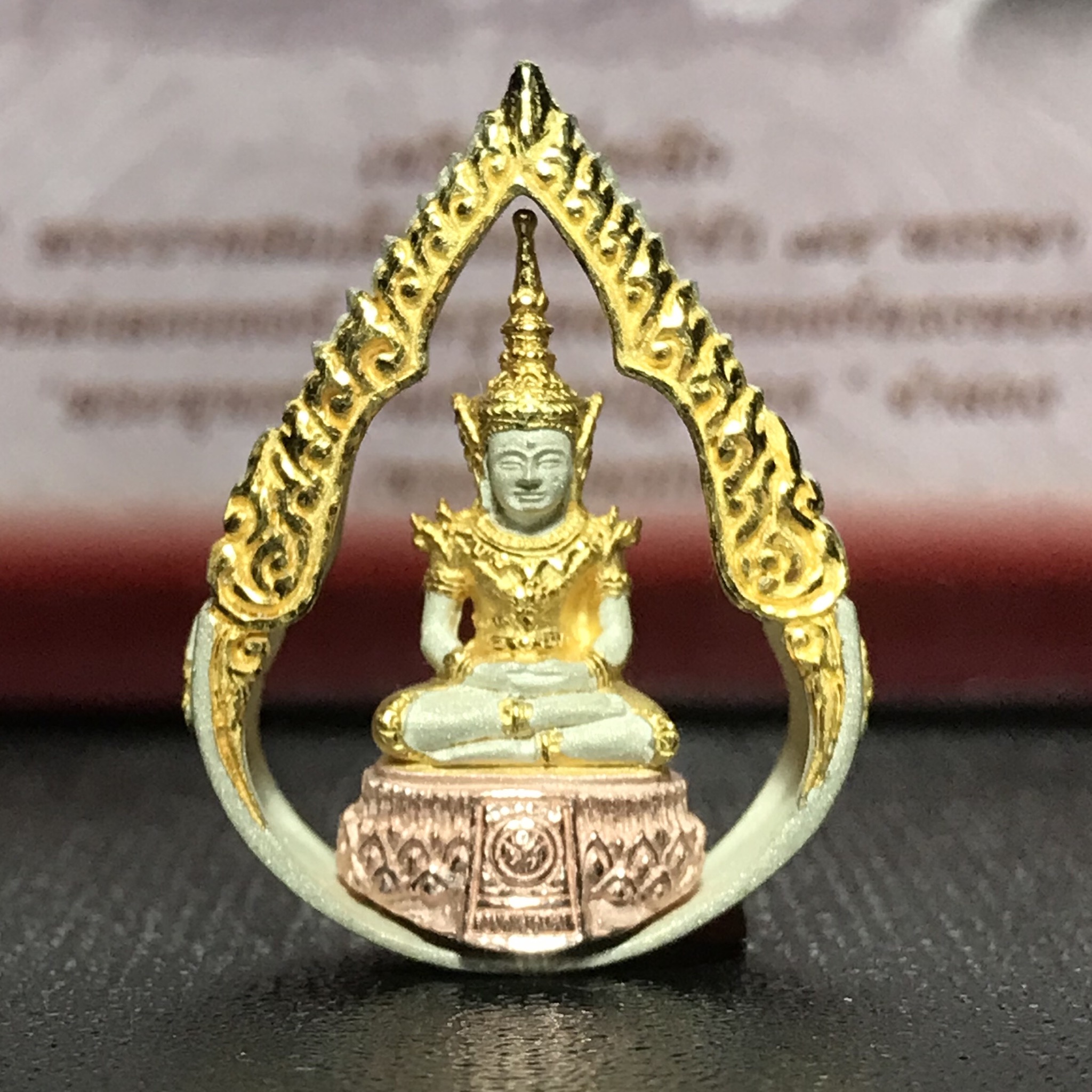 พระแก้วมรกต ภปร.(รุ่นแรก) ปี2545 รุ่นฉลองกรุงรัตนโกสินทร์ครบ 220 ปี พิมพ์ลอยองค์ทรงหยดน้ำ เนื้อเงิน3กษัตริย์