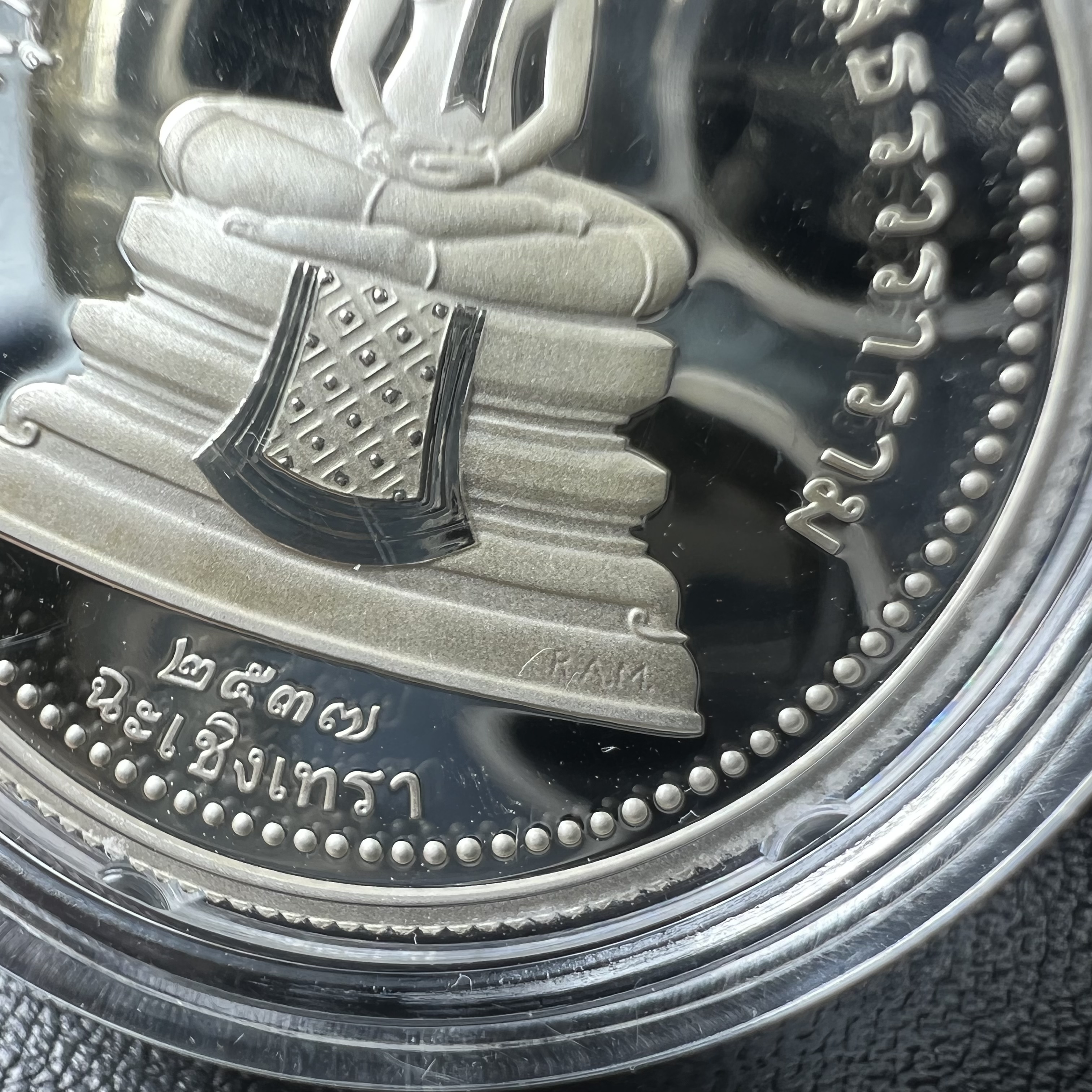 เหรียญพระพุทธโสธร 2 หน้า วัดโสธรวรารามวรวิหาร จ.ฉะเชิงเทรา ปี 2537เนื้อเงินขัดเงาสองหน้า ขนาด 2.8 ซ.ม. บล็อกนอก ผลิตที่โรงกษาปณ์ Royal Australian Mint ประเทศออสเตรเลีย พร้อมกล่องบรรจุเดิม สภาพสวย