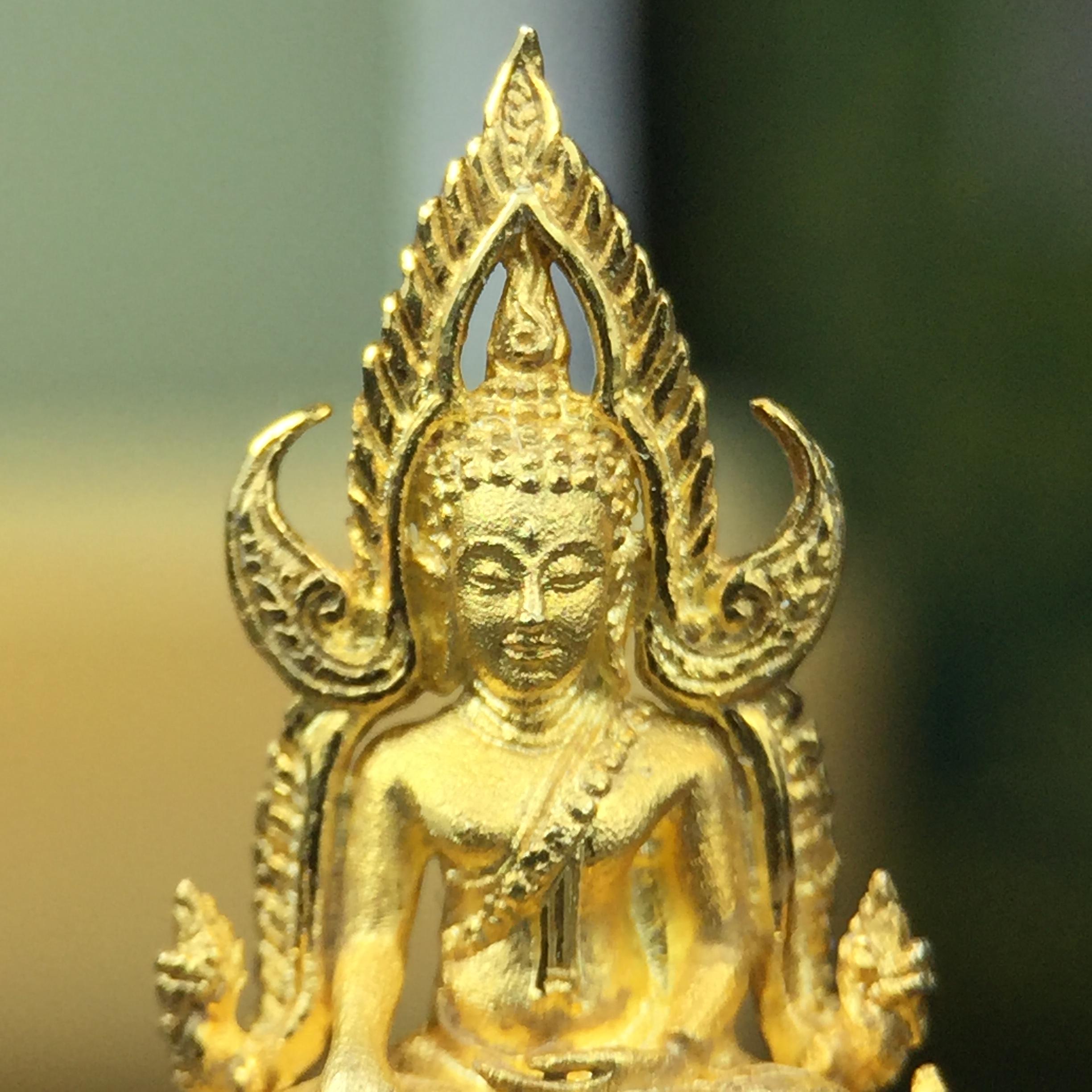 พระพุทธชินราช(จำลอง) ภปร. 84 พรรษา เนื้อทองคำ พิมพ์เล็กขนาดหน้าตัก 1/4 นิ้ว(พระราชทานมวลสาร จิตรลดาและเส้นพระเจ้า(เส้นผม)รัชกาลที่9)
