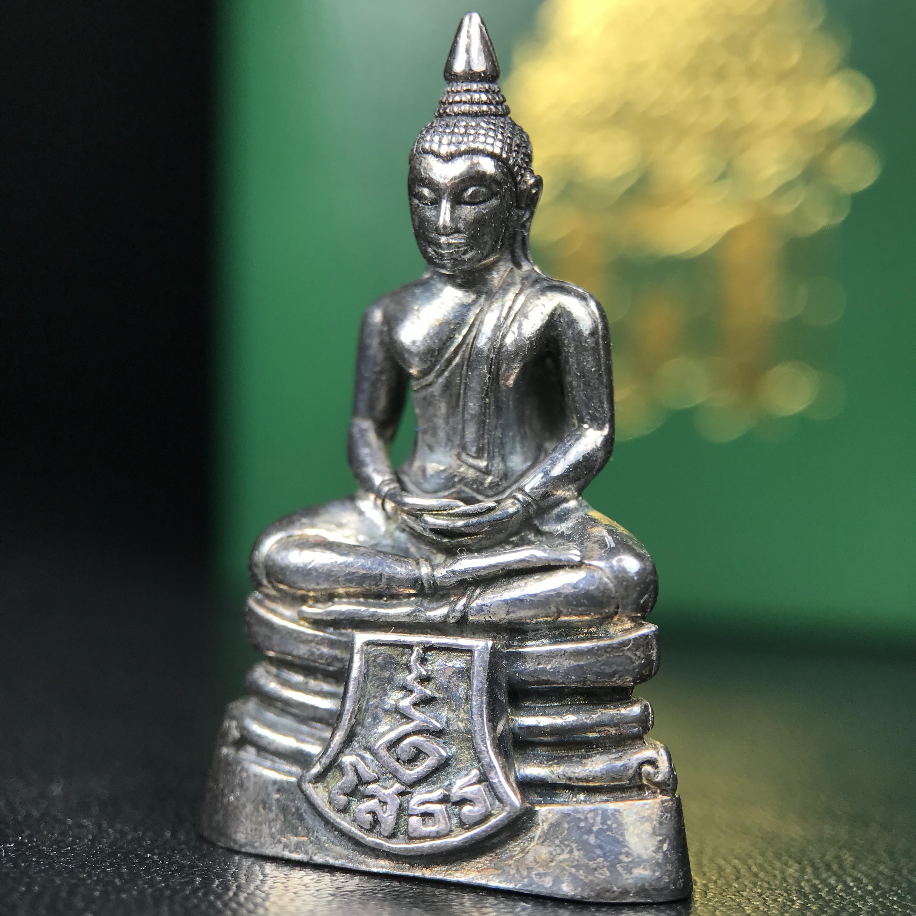 พระพุทธโสธร รุ่น กศก. 120 ปี เนื่องในโอกาสครบ 120 ปี กรมศุลกากร กระทรวงการคลัง จัดสร้าง ปี 2537 เนื้อเงินบริสุทธิ์ 99.9% ผิวขัดเงาลงดำ(เข้มขลัง)(งานบริษัท แพรนด้า จิวเวลรี่)สวยงดงาม ทรงคุณค่า