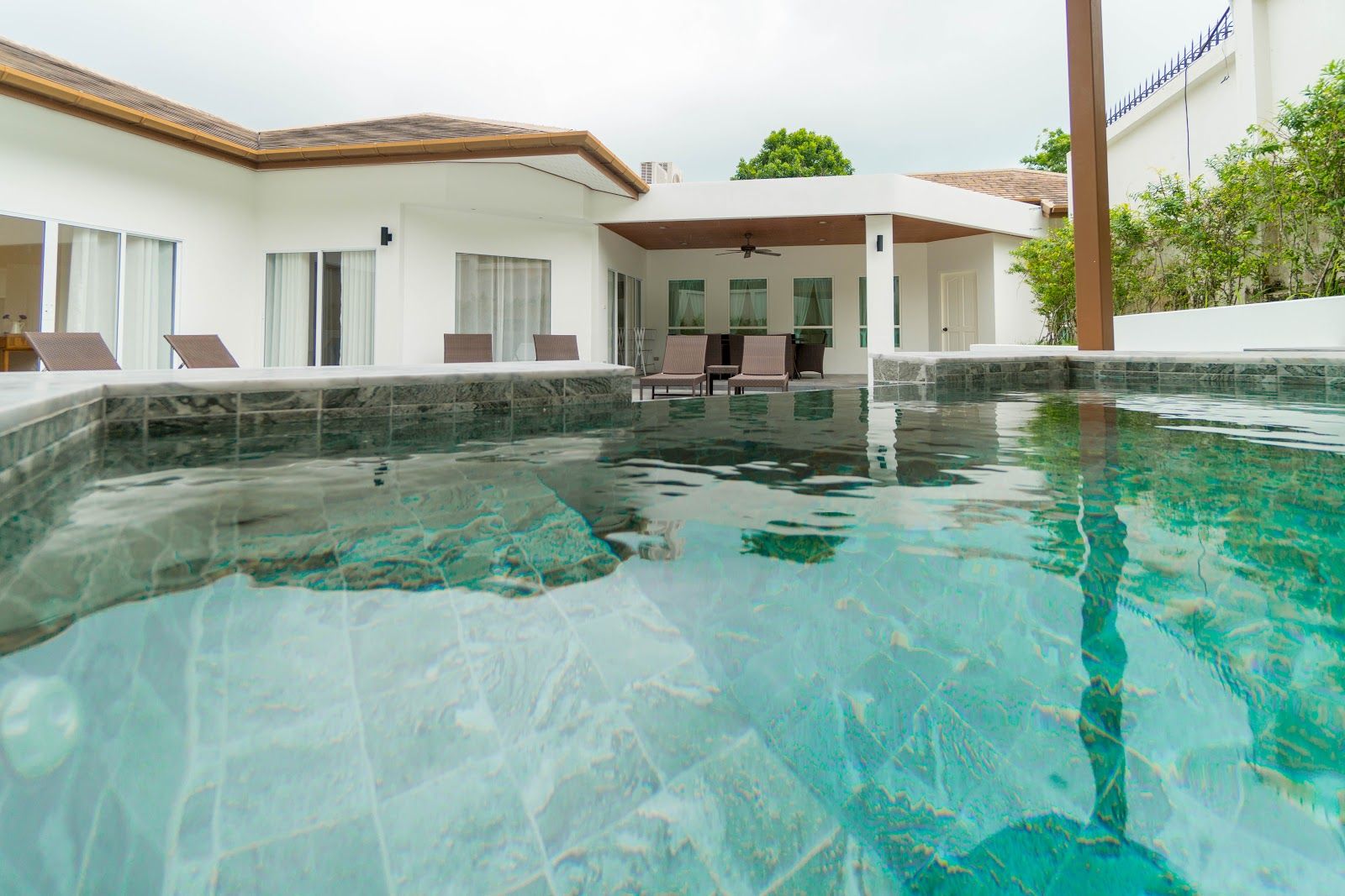For Rent : Rawai, Jacuzzi Pool Villa, 4 bedrooms 4 Bathrooms, Pool view.
