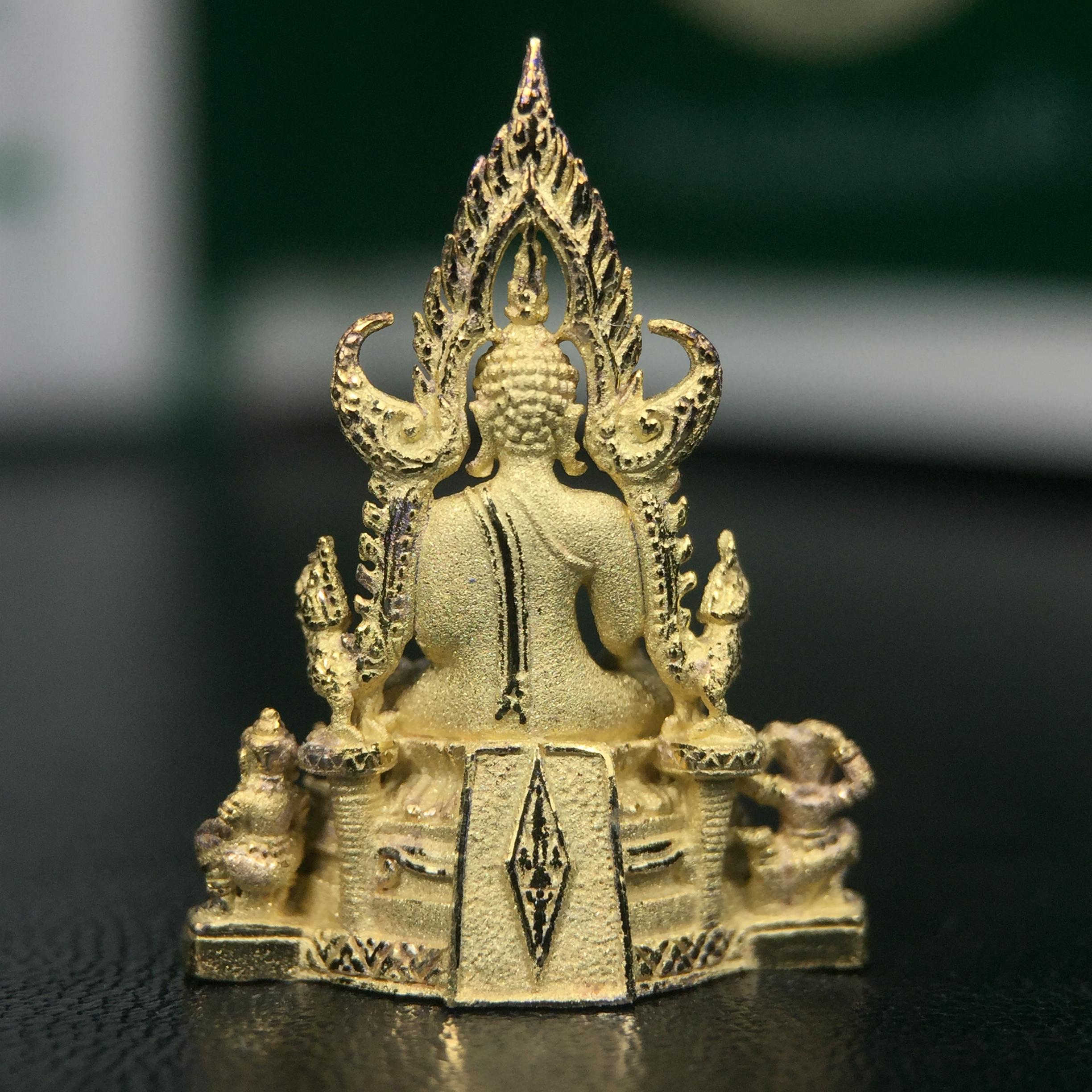 พระพุทธชินราช ภปร. ในวโรกาสพระราชพิธีมหามงคล เฉลิมพระชนมายุ6รอบ 5ธันวาคม2542 มูลนิธิพิทักษ์ดวงตาประชาชน จัดสร้าง เนื้อเงินบริสุทธิ์ 99.9% แบบชุบทองประกายเพชร 3 ไมครอน พิมพ์กลาง ขนาดสูง 2.4 ซม. พร้อมกล่องบรรจุเดิม