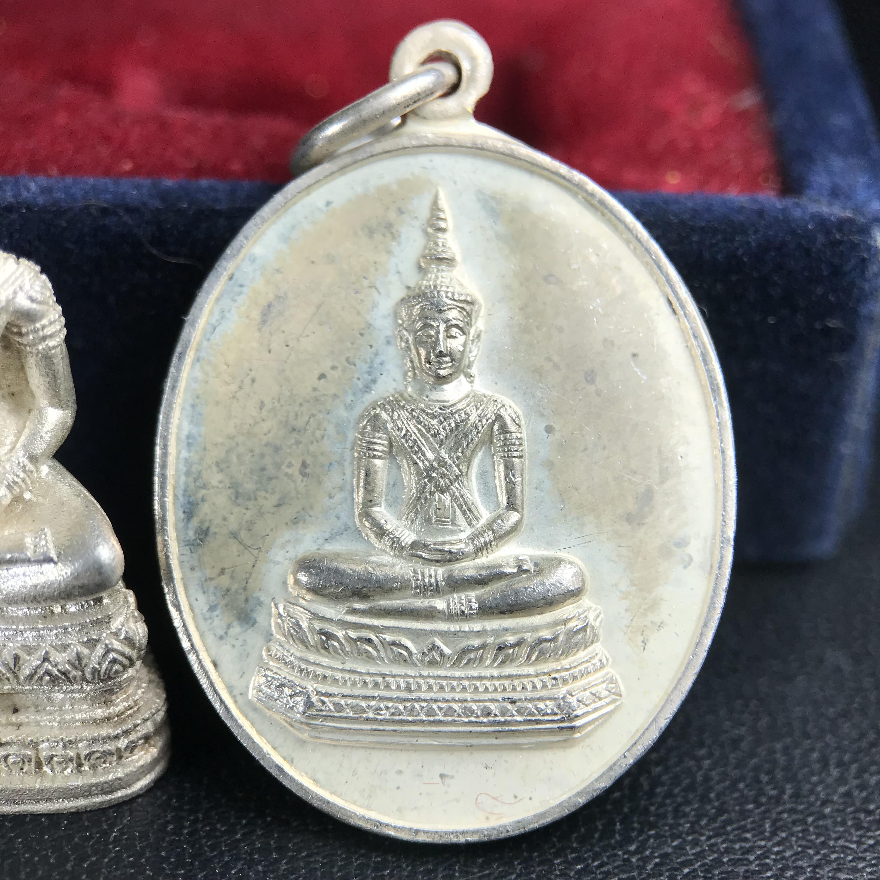 พระวาสนะเวศม์ พร้อมเหรียญ ชุดกรรมการ เนื้อเงิน(หายากพบเจอน้อย) สร้างในโอกาสสมเด็จย่าทรงเปิดสถานสงเคราะห์คนชรา 8 พฤษภาคม ปี 2530 กรมประชาสงเคราะห์จัดสร้าง พิธีปลุกเสก วัดบวรนิเวศวิหาร