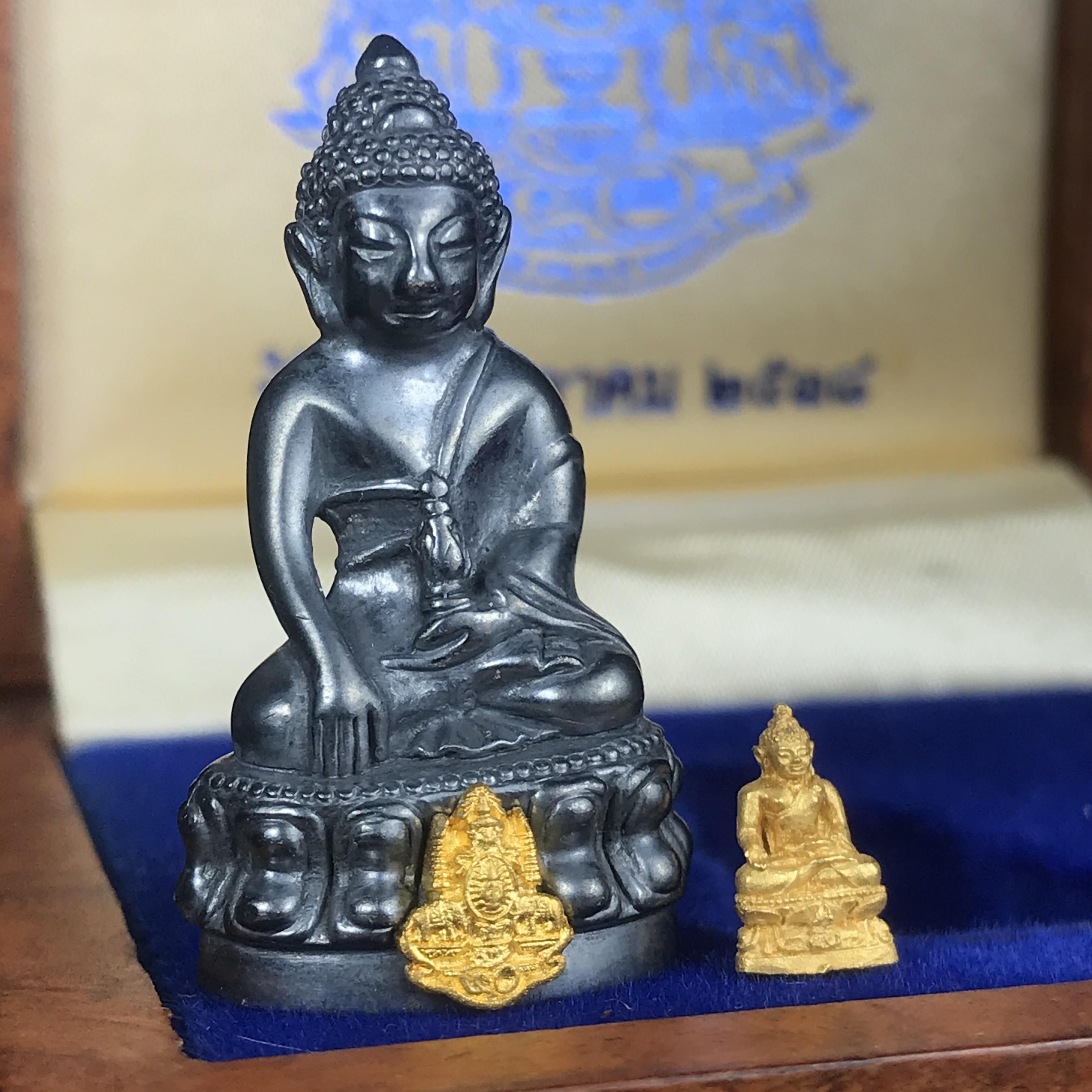 พระกริ่งสมเด็จญาณ วัดบวรนิเวศวิหาร เนื้อเงินบริสุทธิ์ 92.5% ตรากาญจนาภิเษกทองคำ+พระชัยวัฒน์ไพรีพินาศ เนื้อทองคำ พระราชทานแจกเมื่อ 3 ตุลาคม 2538 มาพร้อม กล่องลายไม้สุดหรู(ครบชุด หายาก)