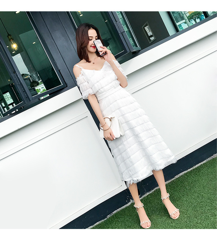 ชุดเดรสผ้าขนปุ๋ยสีขาว เสื้อเปิดไหล่ กระโปรงทรงเอ สวยเก๋