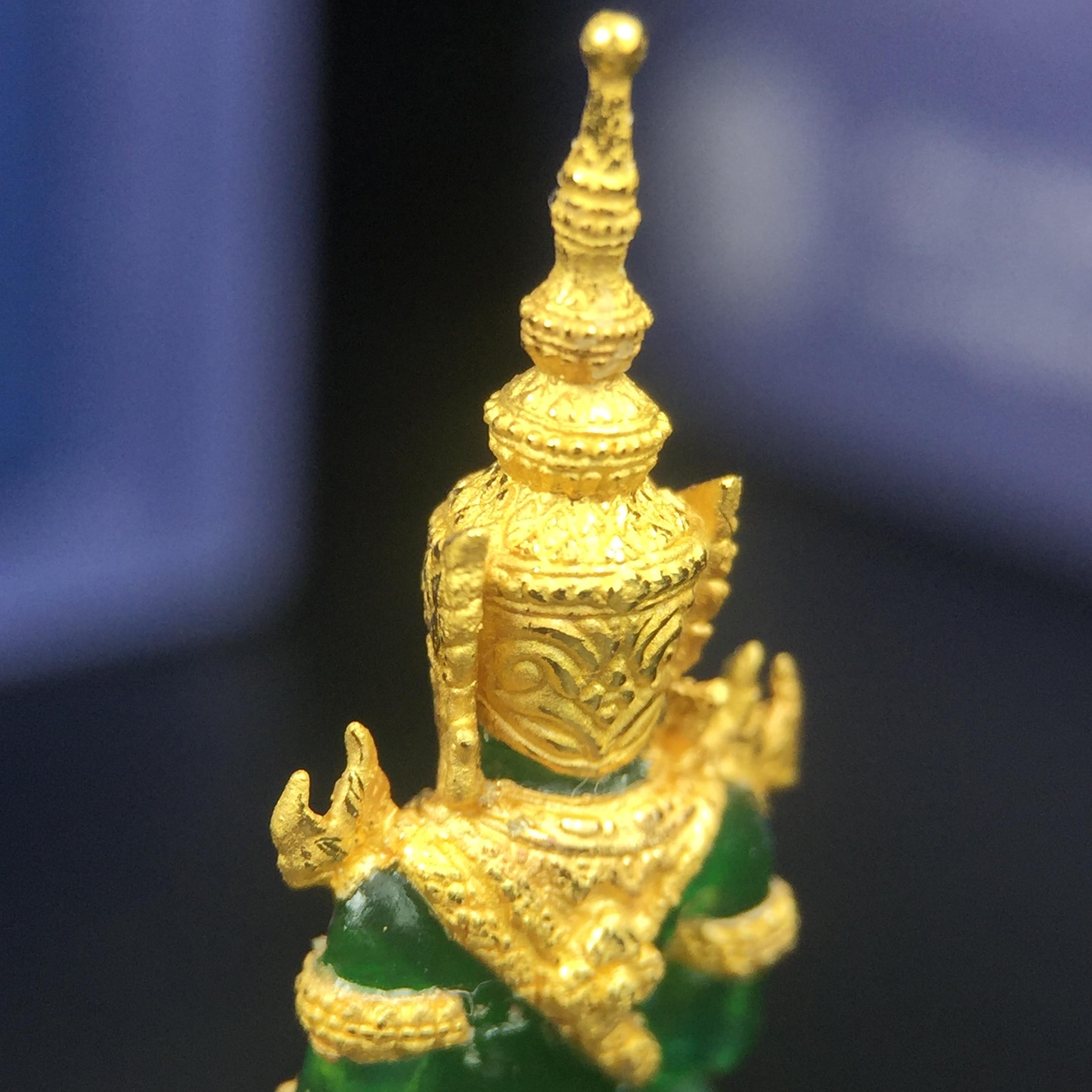 พระแก้วมรกต ภปร. จัดสร้างโดย รพ.ภูมิพลฯ ปี2547 ลอยองค์ขนาดหน้าตัก 1/2 นิ้ว เนื้อเรซิ่นหุ้มทองคำ99.99 งดงามทรงคุณค่าอีกหนึ่งรุ่นยอดนิยม หายาก