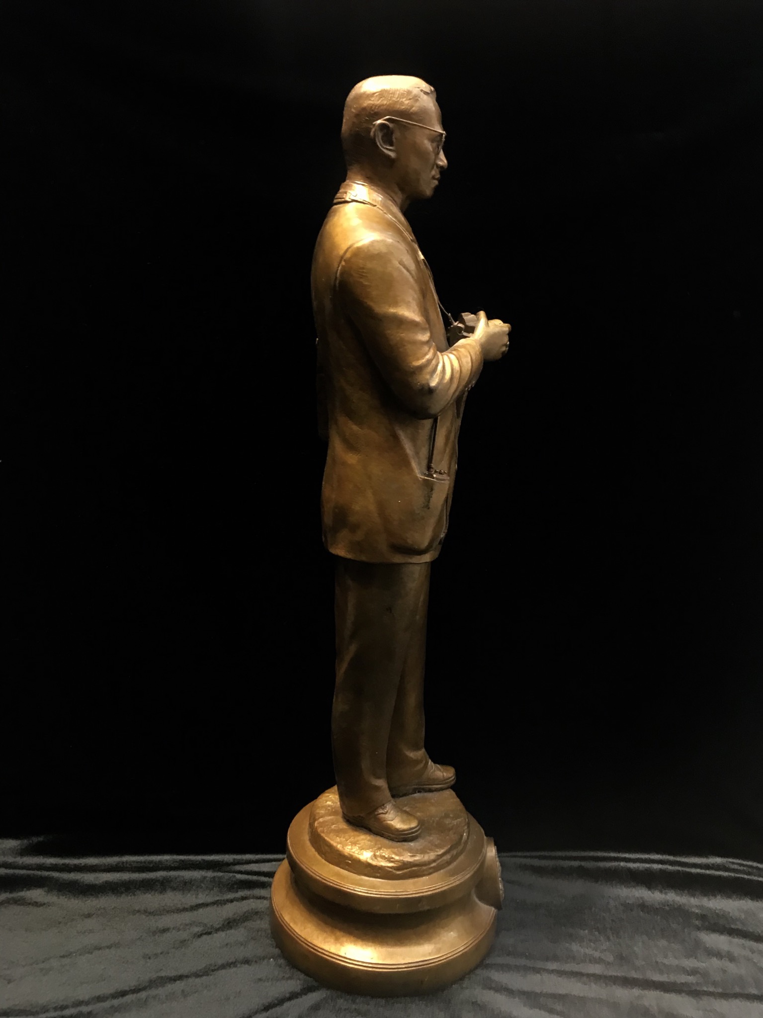 รูปหล่อพระบรมรูปพระบาทสมเด็จพระเจ้าอยู่หัว “ทรงงาน” เนื่องในโอกาสเฉลิมพระชนมพรรษา 86 พรรษา 5 ธันวาคม 2556 (ในหลวงท่านทรงดำริให้จัดสร้าง และ ตรวจงานด้วยพระองค์เอง)