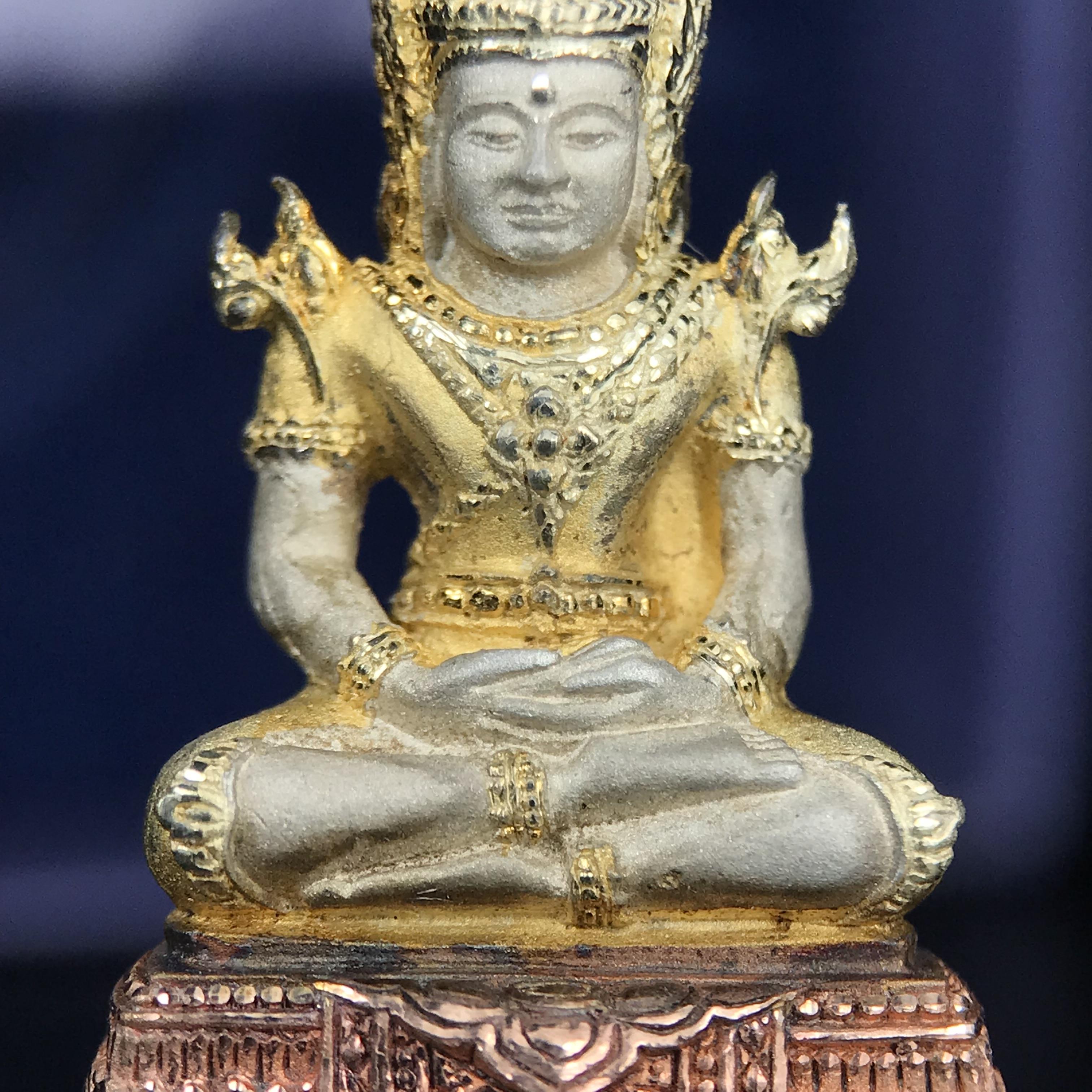 พระแก้วมรกต ภปร. ปี 2547 จัดสร้างโดยโรงพยาบาลภูมิพลอดุลยเดช เนื้อเงิน(3 กษัตริย์) ลอยองค์ หน้าตัก 1/2 นิ้ว สูง 3.7 ซม.พิธีมหามังคาภิเษก ณ พระอุโบสถวัดพระศรีรัตนศาสดาราม(วัดพระแก้ว) งดงามทรงคุณค่าอีกหนึ่งรุ่นยอดนิยม หายาก(องค์หมายเลข ๑๔๑๖)