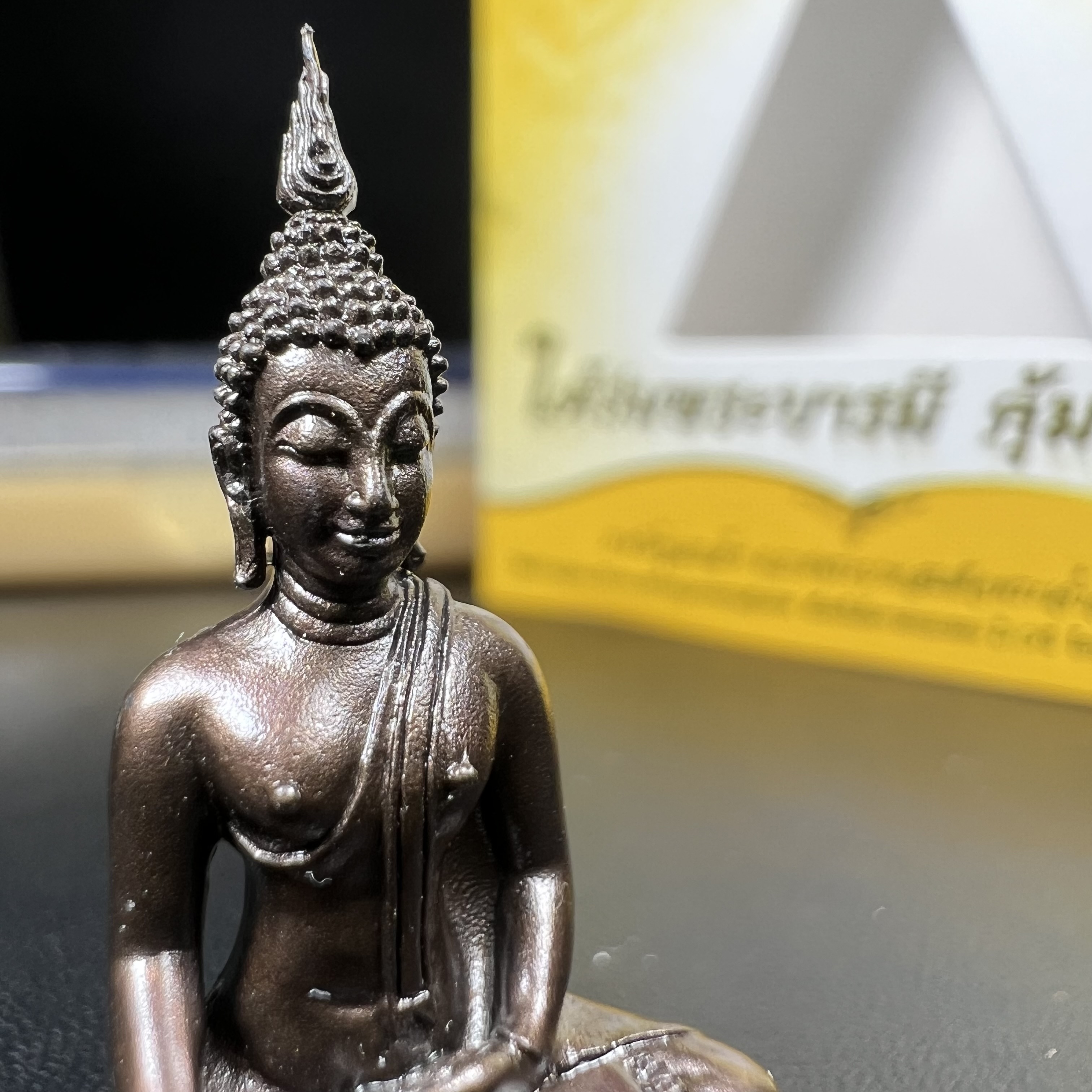 พระพุทธรูปคุ้มเกล้าฯ ภปร.(ใต้ร่มพระบารมี คุ้มเกล้า) 60ปี โรงพยาบาลภูมิพลฯ พ.ศ.2552 เนื้อนวโลหะ รมดำ(พิมพ์ใหญ่ขนาด 35.5*24 มม.)สภาพสวยเดิมพร้อมกล่องบรรจุเดิม ตอกโค๊ดหมายเลขกำกับ