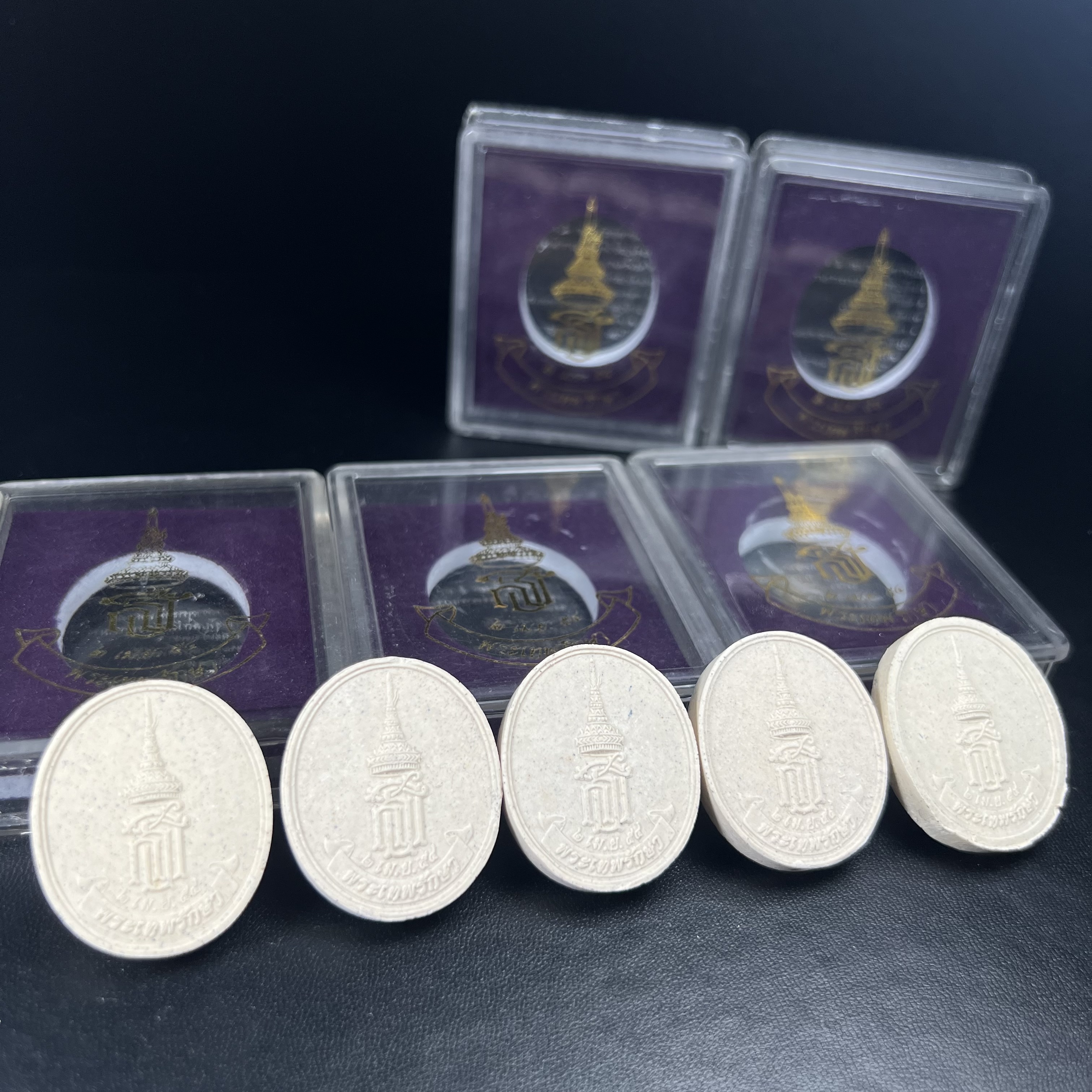 พระเบญจพุทธปาฏิหาริย์ สธ. รุ่น “พระเทพรักษา” ปี 2554 ชุดเนื้อผง ขนาด 2.5 ซม.(ครบชุด 5 องค์) พร้อมกล่องบรรจุเดิมครบสมบูรณ์(พิธีใหญ่ มหาพุทธาภิเษก 5 วัด 5 พิธี)