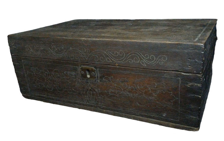 กล่องไม้เก่าตอกลายด้วยเส้นทองเหลือง-BPT2745-