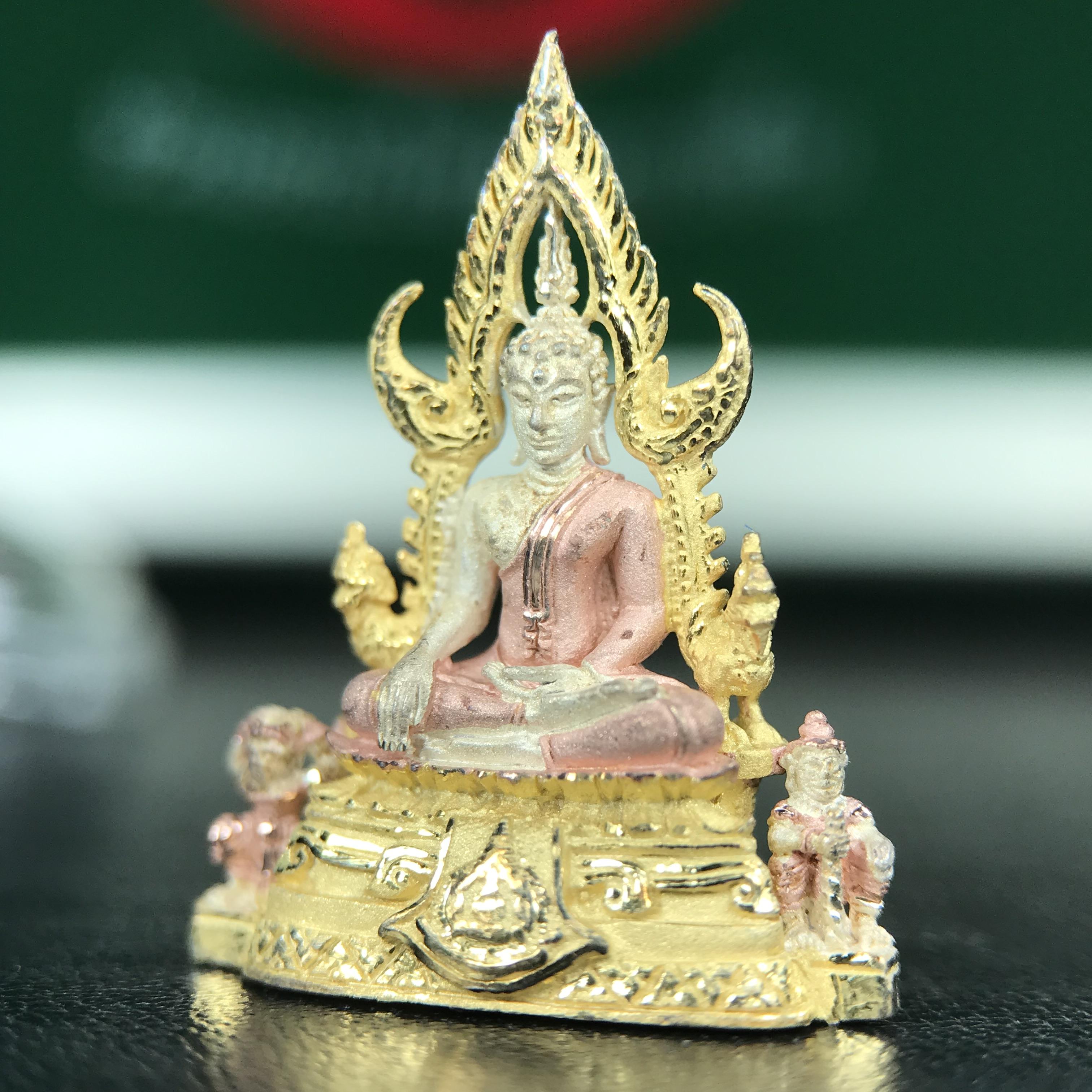 พระพุทธชินราช ภปร. ในวโรกาสพระราชพิธีมหามงคล เฉลิมพระชนมายุ6รอบ 5ธันวาคม2542 มูลนิธิพิทักษ์ดวงตาประชาชน จัดสร้าง เนื้อเงินบริสุทธิ์ 99.9% แบบสามกษัตริย์ขัดเงาบางส่วน พิมพ์กลาง ขนาดสูง 2.4 ซม. พร้อมกล่องบรรจุเดิม