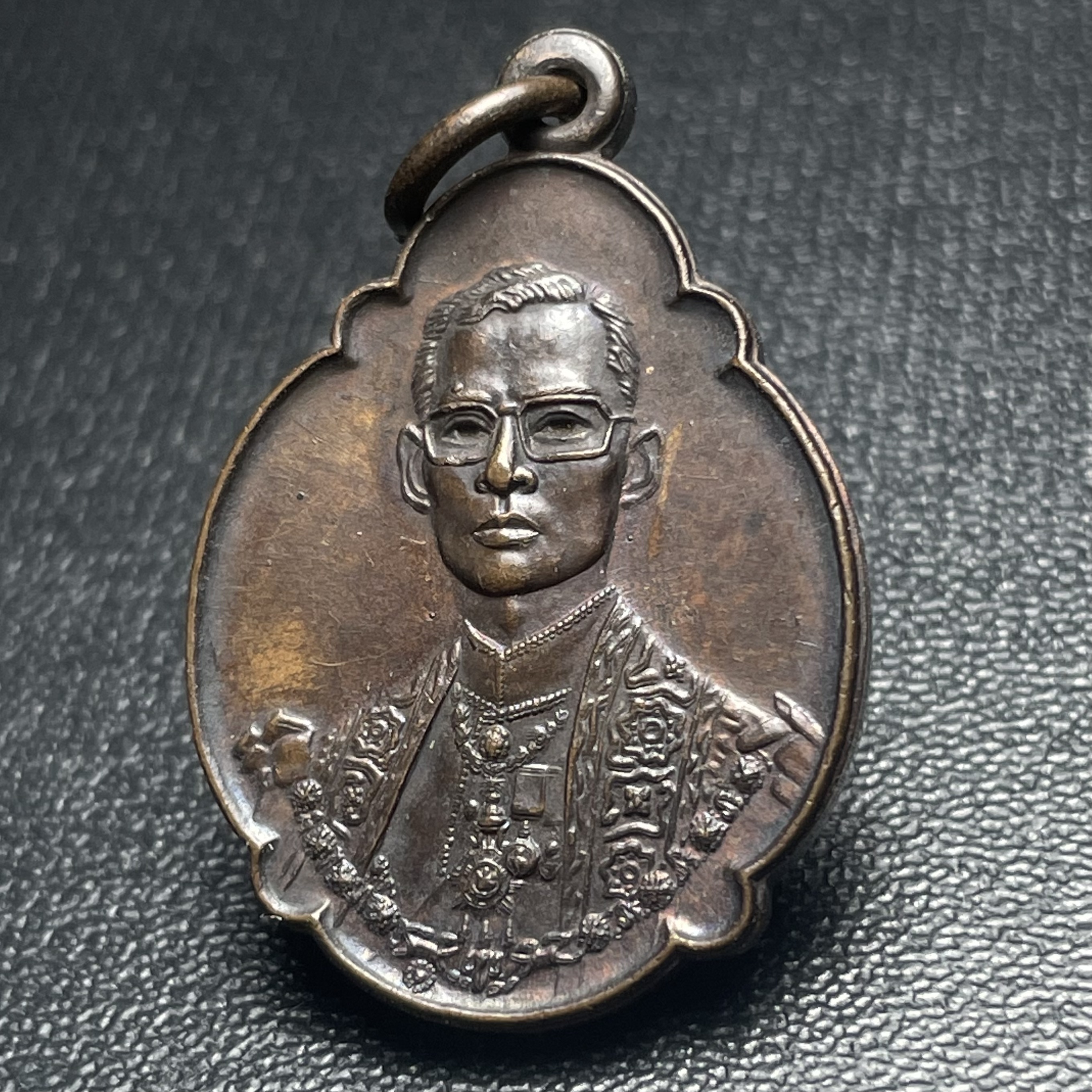 เหรียญ ร.9 ทรงเฉลิมพระชนมพรรษาครบ 4 รอบ ปี2518 เนื้อทองแดง(พิธีใหญ่)(รุ่นยอดนิยม เหรียญหลักที่ต้องมี เกจิดังในยุคร่วมปลุกเสก)