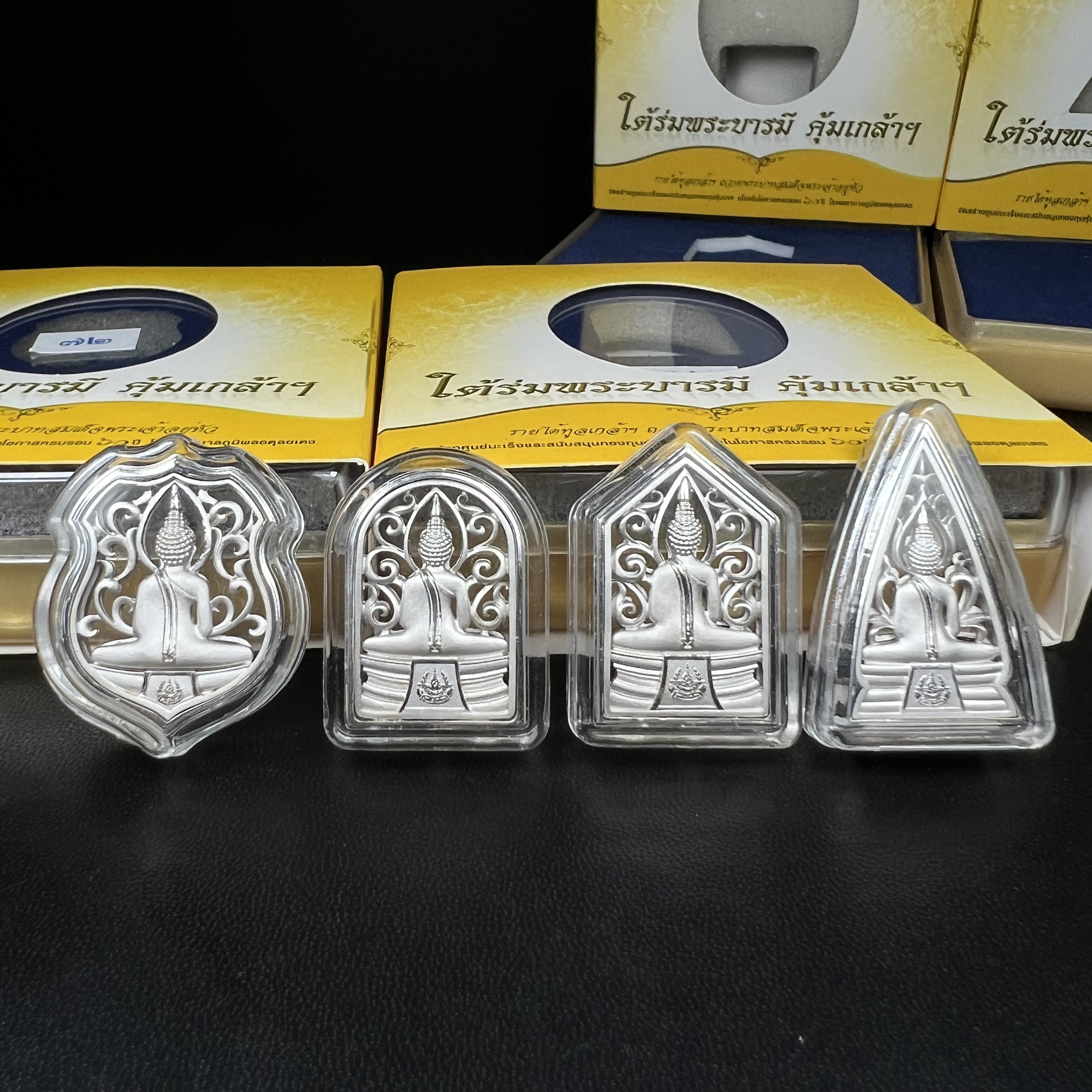 พระพุทธโสธร คุ้มเกล้าฯ ภปร.(ใต้ร่มพระบารมี คุ้มเกล้า) 60ปี รพ.ภูมิพลฯ พ.ศ.2552 เหรียญเนื้อเงิน ชุบทองคำขาว(พิมพ์ รูปอาร์ม+รูปใบมะขาม+รูปห้าเหลี่ยม+รูปสามเหลี่ยม)(1ชุด 4 พิมพ์ ครบทุกแบบที่จัดสร้าง)1 ใน 3000 เหรียญ ครบชุดหายาก