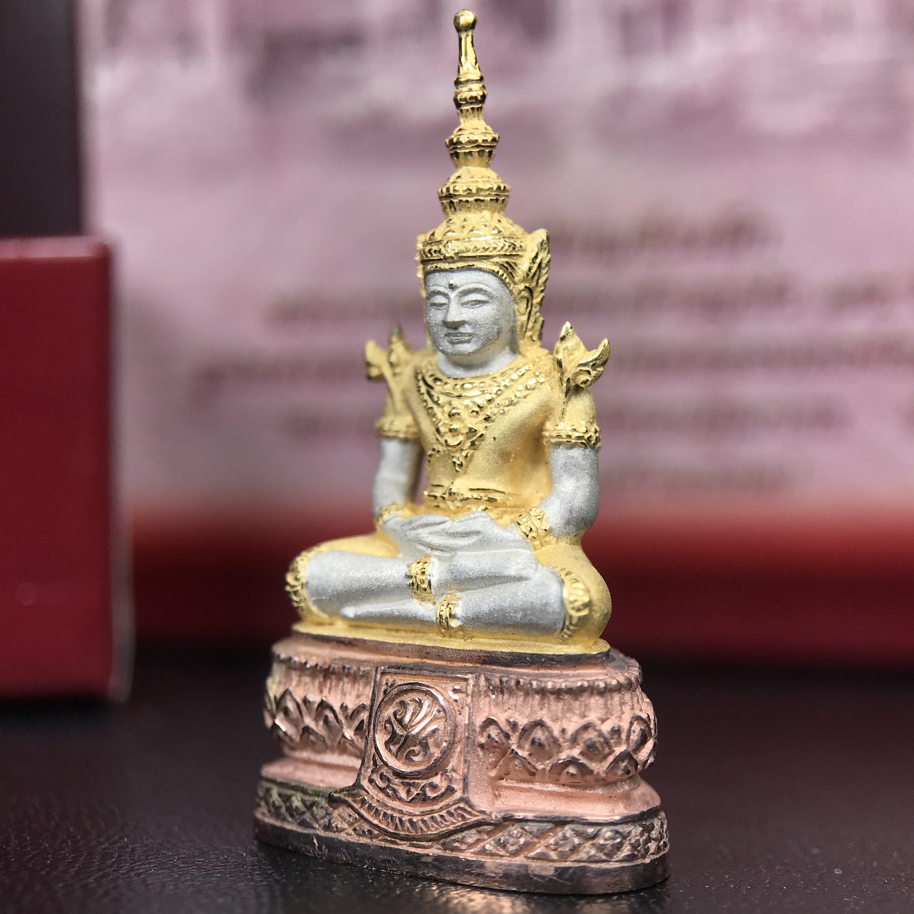 พระแก้วมรกต ภปร.(รุ่นแรก) ปี2545 จัดสร้างในมหาวโรกาส พระบาทสมเด็จพระเจ้าอยู่หัวรัชกาลที่ 9 ครบรอบ 75 พรรษา และฉลองกรุงรัตนโกสินทร์ครบ 220 ปี พิมพ์ลอยองค์ใหญ่ เนื้อเงินบริสุทธิ์ 92.5%(สามกษัตริย์) ขนาด 19*35 มม. พร้อมกล่อง สวยครบสมบูรณ์(องค์หมายเลข ๑๒๑๒)