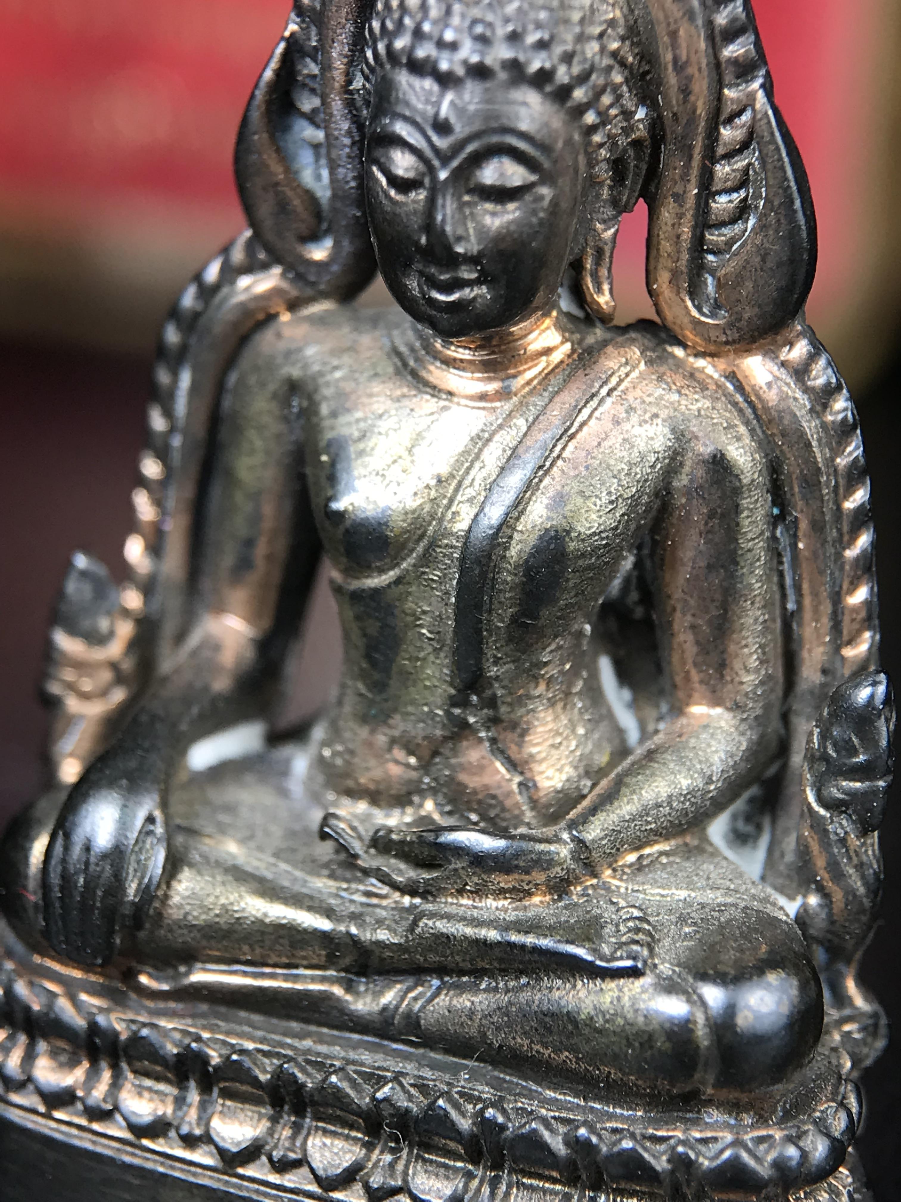 พระพุทธชินราชอินโดจีนมหาจักรพรรดิ อนุสรณ์ 100 ปี พิษณุโลกพิทยาคม (โรงเรียนชาย) พิธีจักรพรรดิมหาพุทธาภิเษก ปี 2542 เนื้อนวโลหะ(เต็มสูตรแก่ทองคำ) พิธีใหญ่มวลสารดีเกจิอาจารย์ยอดนิยมร่วมปลุกเสก*** ตอกโค้ดและหมายเลข*** 1 ใน 999 องค์ ยอดนิยมหายาก