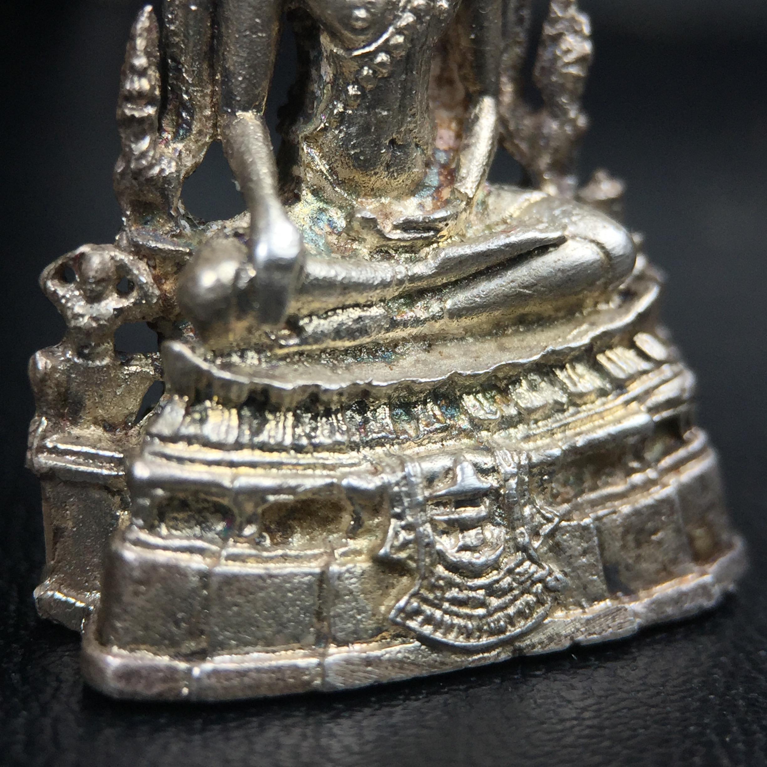 พระกริ่งพุทธชินราช รุ่นพระมาลาเบี่ยง ปี พ.ศ.2520 (รุ่นแรก รุ่นเดียว) วัดพระศรีรัตนมหาธาตุ พิษณุโลก ปี 2520 พิมพ์ใหญ่เนื้อเงิน(ผิวเดิมสวยติดรุ้งนิดๆผิวขึ้นน้ำทองสวยมีเสน่ห์ตามกาลเวลา)พิธีใหญ่ เกจิในยุคร่วมเสกมากมาย(องค์หมายเลขสวย เลขเบิ้น เลขคู่ ๕๕๓๓)