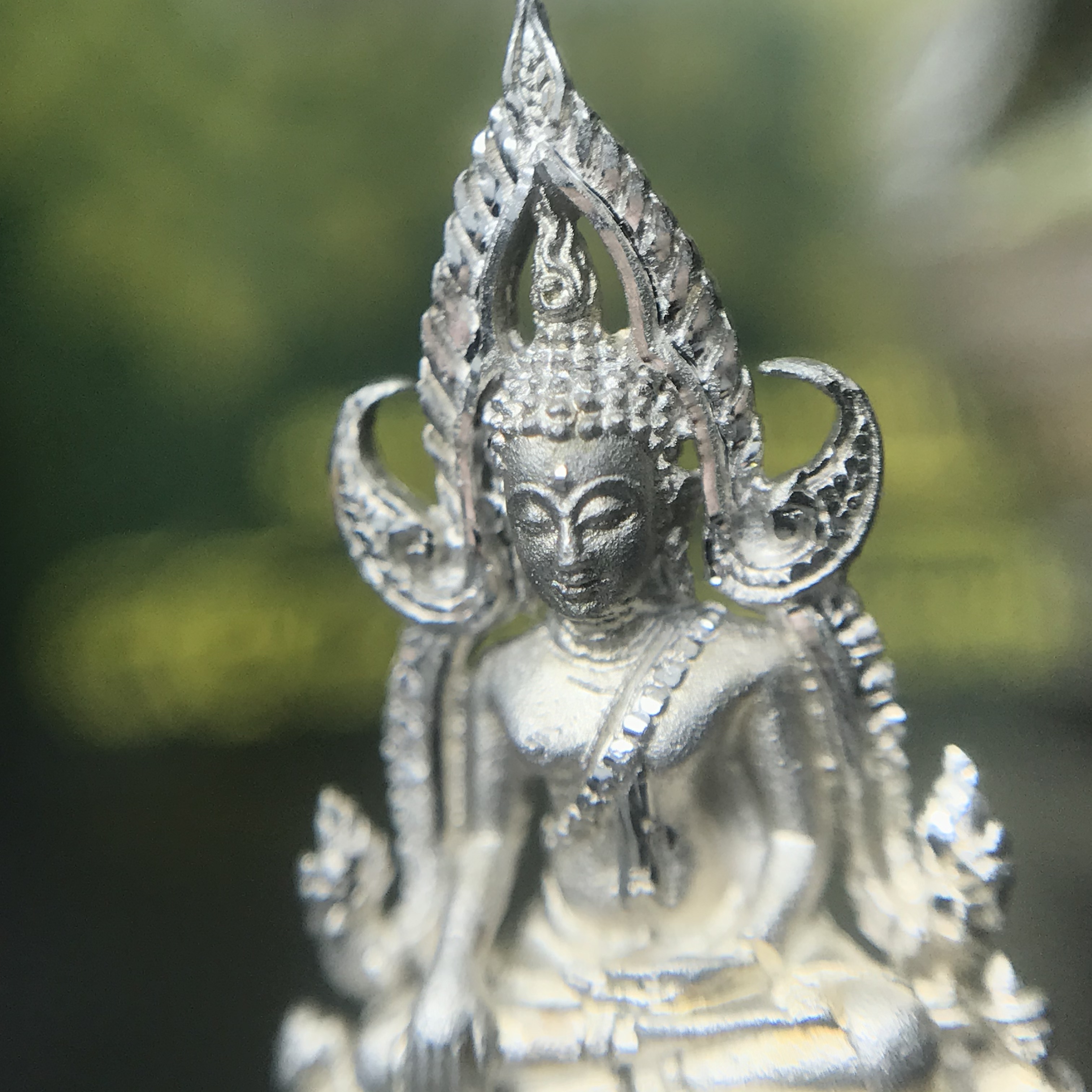 พระพุทธชินราช(จำลอง) ภปร. 84 พรรษา เนื้อเงินชุบทองคำขาว พิมพ์เล็กขนาดหน้าตัก 1/4 นิ้ว (สภาพสวยเดิม)(เลขสวย นัมเบอร์ 2666) )(พระราชทานมวลสาร จิตรลดาและเส้นพระเจ้า(เส้นผม))