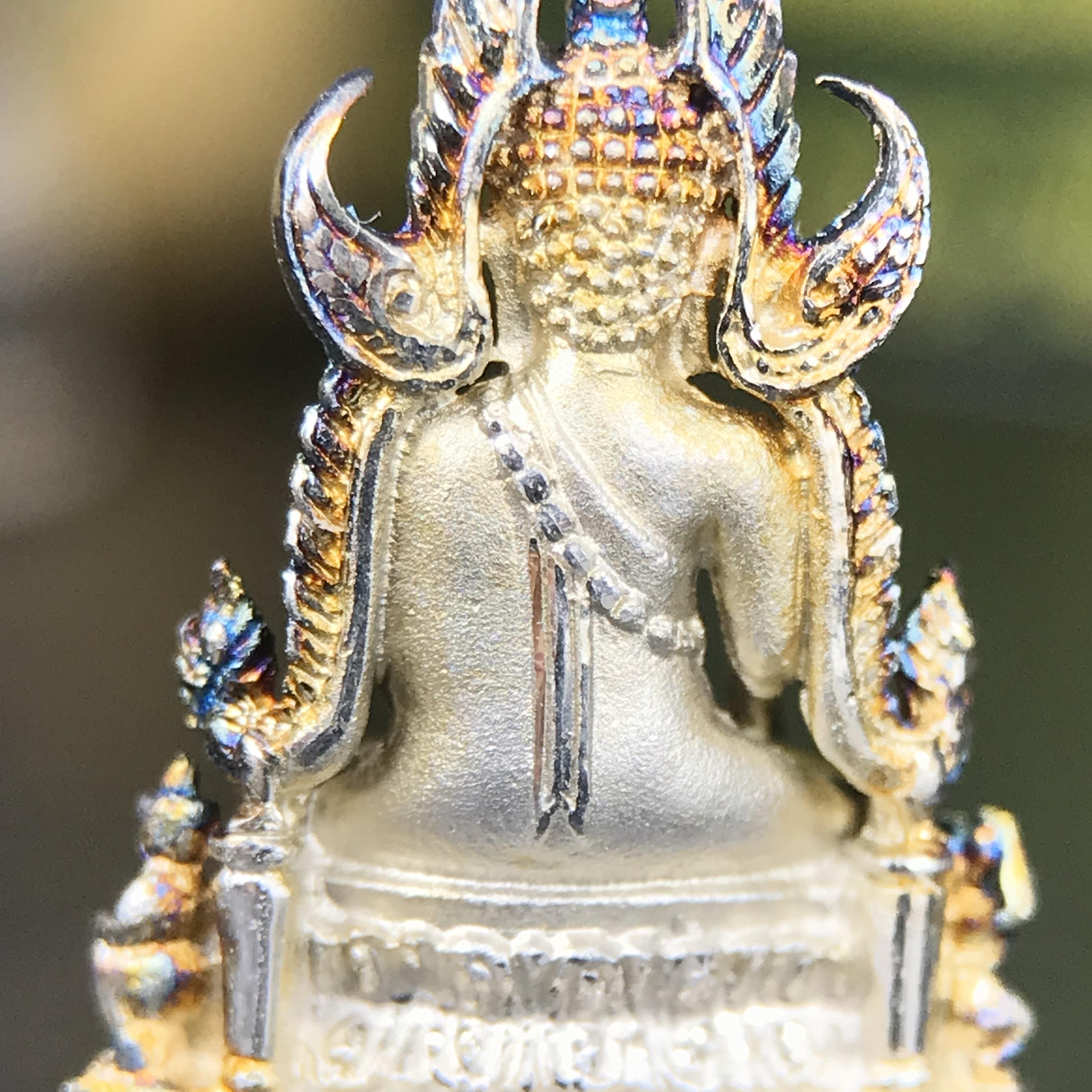 พระพุทธชินราช ภปร. 84 พรรษา พิมพ์เล็กขนาดหน้าตัก 1/4 นิ้ว(สูง 2.0 ซม.)เนื้อเงินชุบทองคำขาว (สภาพผิวเดิมสวย ขึ้นสีรุ้งธรรมชาติ แบบนิยม สวยมาก)(พระราชทานมวลสาร จิตรลดาและเส้นพระเจ้า(เส้นผม))พุทธศิลป์ทรงคุณค่าอีกหนึ่งรุ่นยอดนิยม