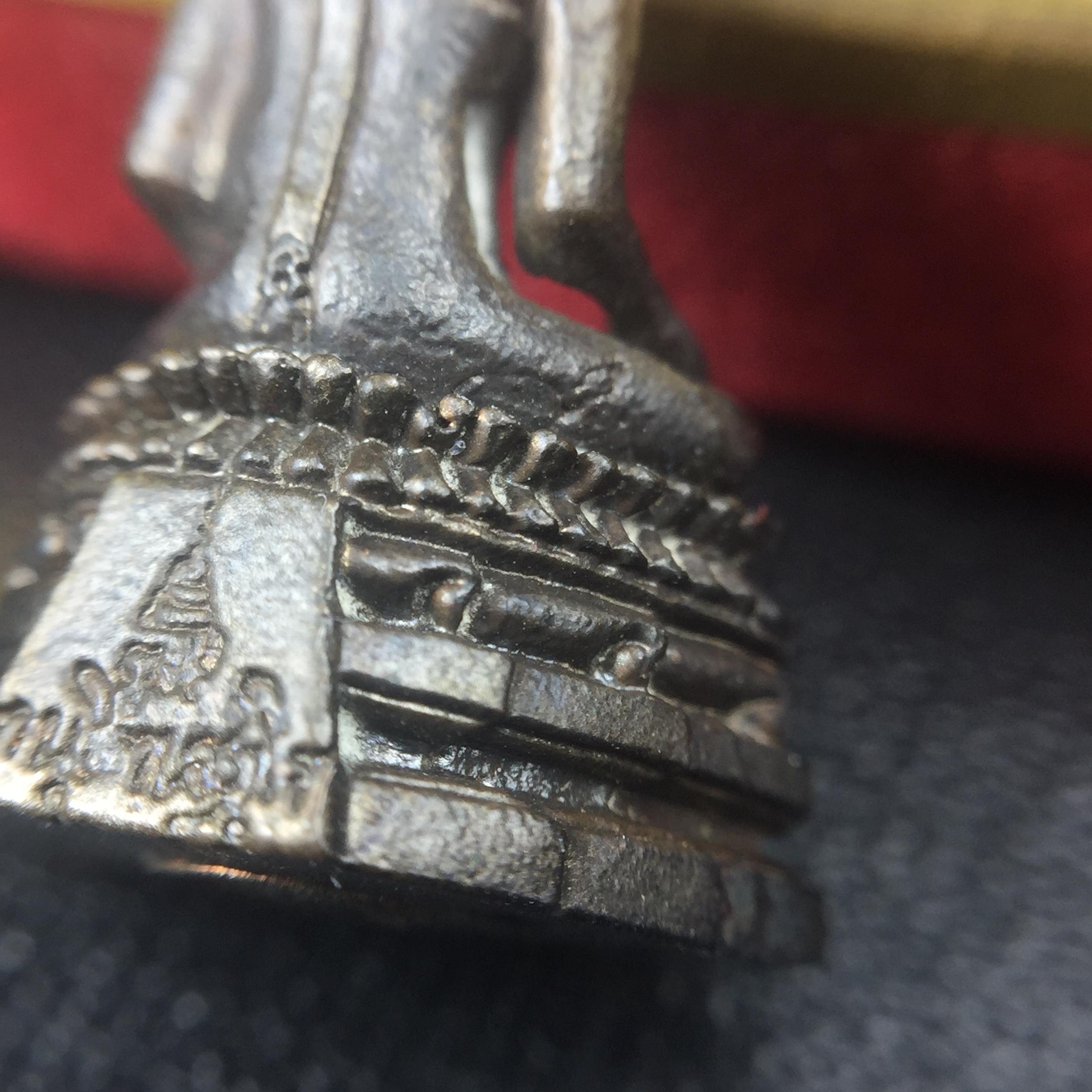 พระกริ่งพระพุทธชินสีห์ ภปร ทันโตเสฏโฐ ปี 2533 เนื้อนวโลหะ (วัตถุมงคลหนึ่งเดียวที่บรรจุพระทนต์(ฟัน)ในหลวงรัชกาลที่9 พระราชทานให้จัดสร้าง)(1ใน1999องค์)