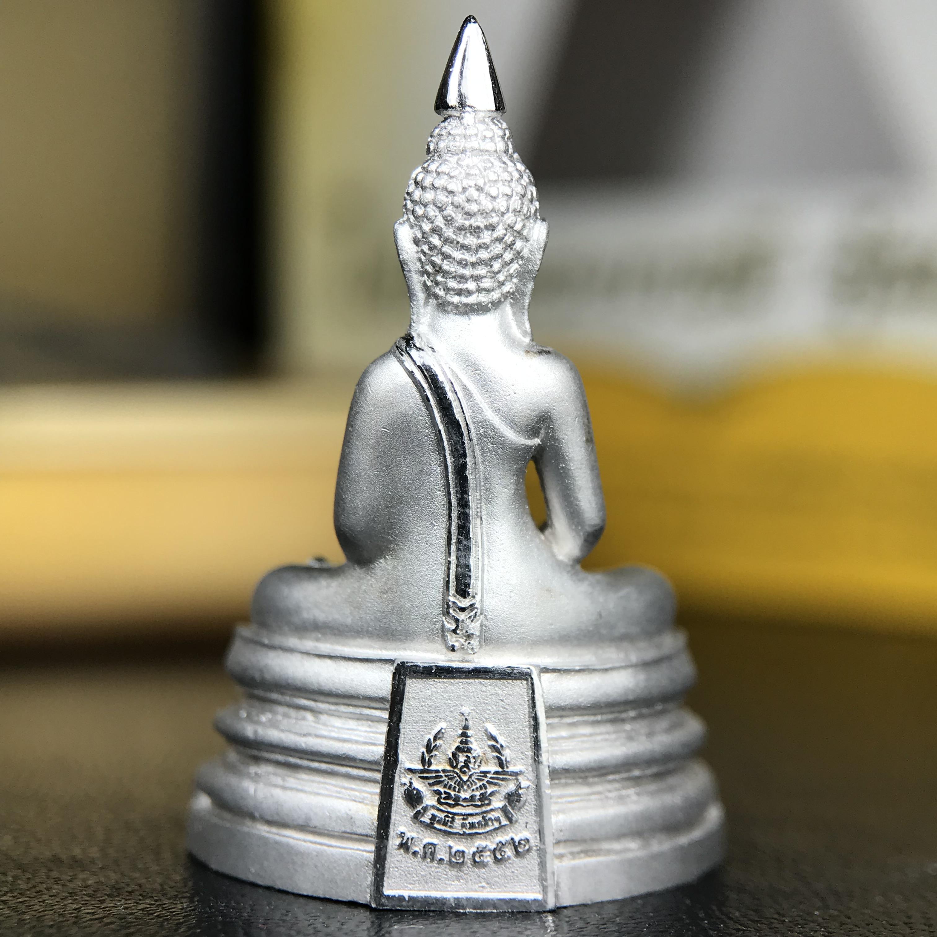 พระพุทธโสธร คุ้มเกล้าฯ ภปร.(ใต้ร่มพระบารมี คุ้มเกล้า) 60ปี รพ.ภูมิพลฯ พ.ศ.2552 เนื้อเงิน ชุบทองคำขาว(ลอยองค์พิมพ์ ใหญ่ ขนาด 30*20 มม.) 1 ใน 5000 องค์ หายาก