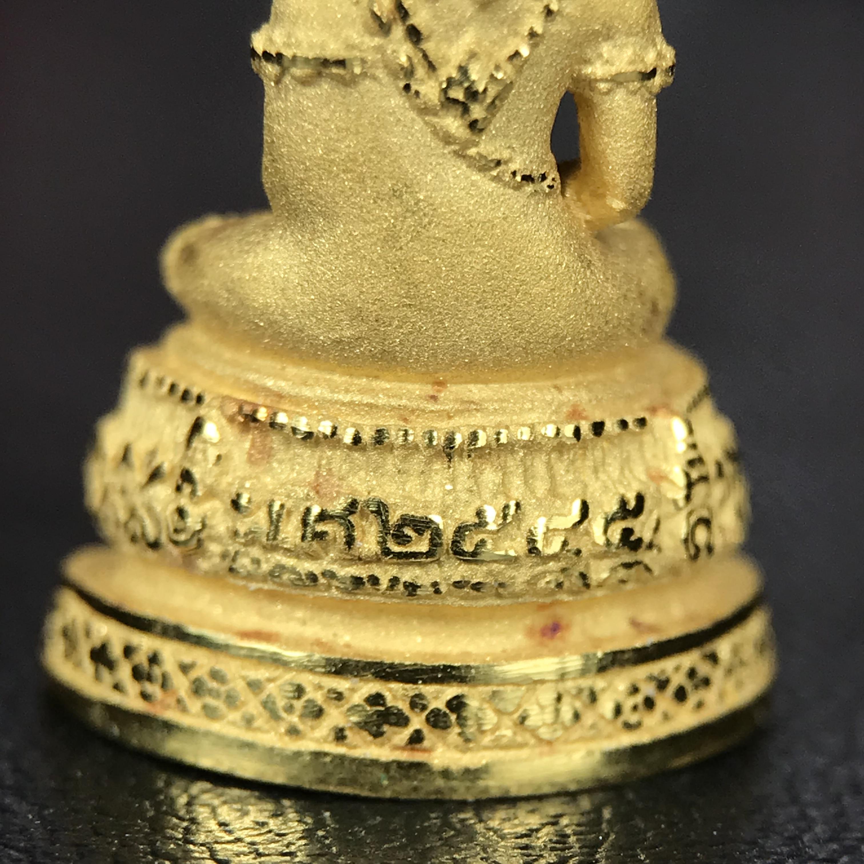 พระแก้วมรกต ภปร.(รุ่นแรก) ปี2545 จัดสร้างในมหาวโรกาส พระบาทสมเด็จพระเจ้าอยู่หัวรัชกาลที่ 9 ครบรอบ 75 พรรษา และฉลองกรุงรัตนโกสินทร์ครบ 220 ปี พิมพ์ลอยองค์เล็ก เนื้อทองคำบริสุทธิ์ 96.5%(6.5กรัม) ขนาด 10*19 มม. พร้อมกล่องเดิมสวยครบสมบูรณ์(1ใน2000องค์)หายาก