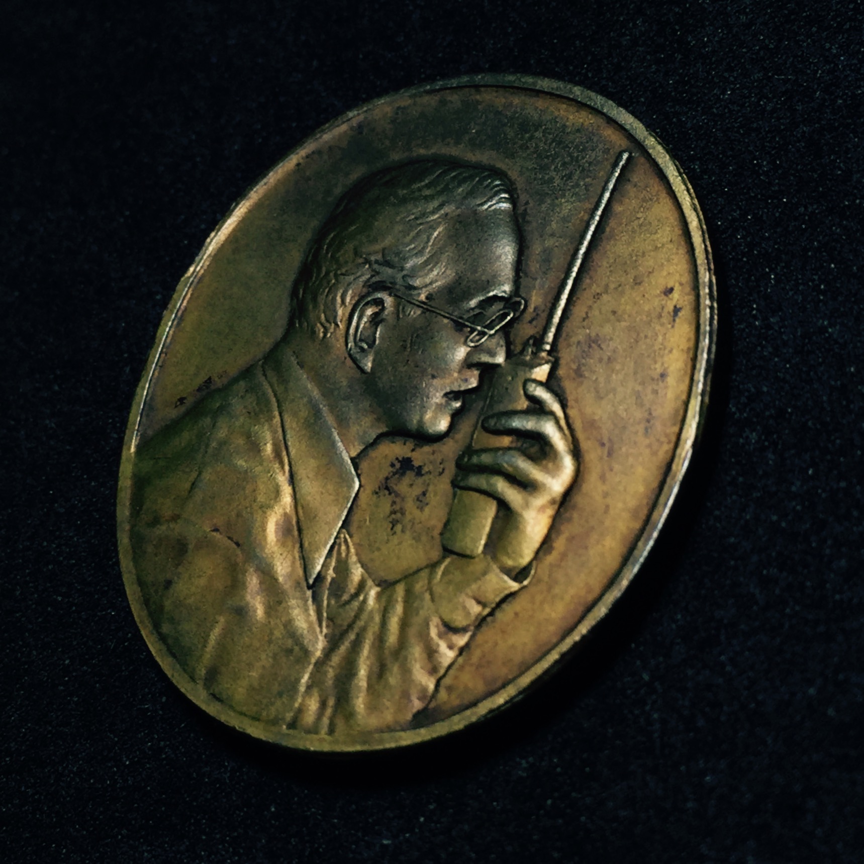 เหรียญที่ระลึกเฉลิมพระเกียรติ พระราชกรณียกิจ ด้านการสื่อสาร กรมไปรษณีย์โทรเลข ปี2539 เนื้อนวะโลหะ (ในหลวงทรงวิทยุ)