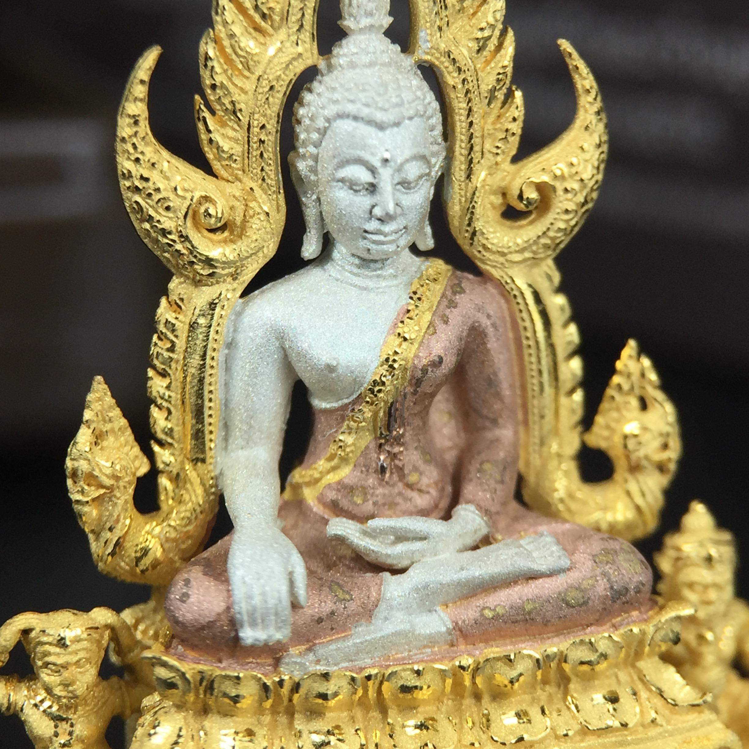 พระพุทธชินราช ภปร. โครงการ "เพราะแผ่นดินนี้ คือ แผ่นดินเกิด" ปี2548(รุ่นแรก) ลอยองค์ หน้าตัก 1/2 นิ้ว เนื้อเงินสามกษัตริย์ พุทธศิลป์งดงามทรงคุณค่า รุ่นยอดนิยม