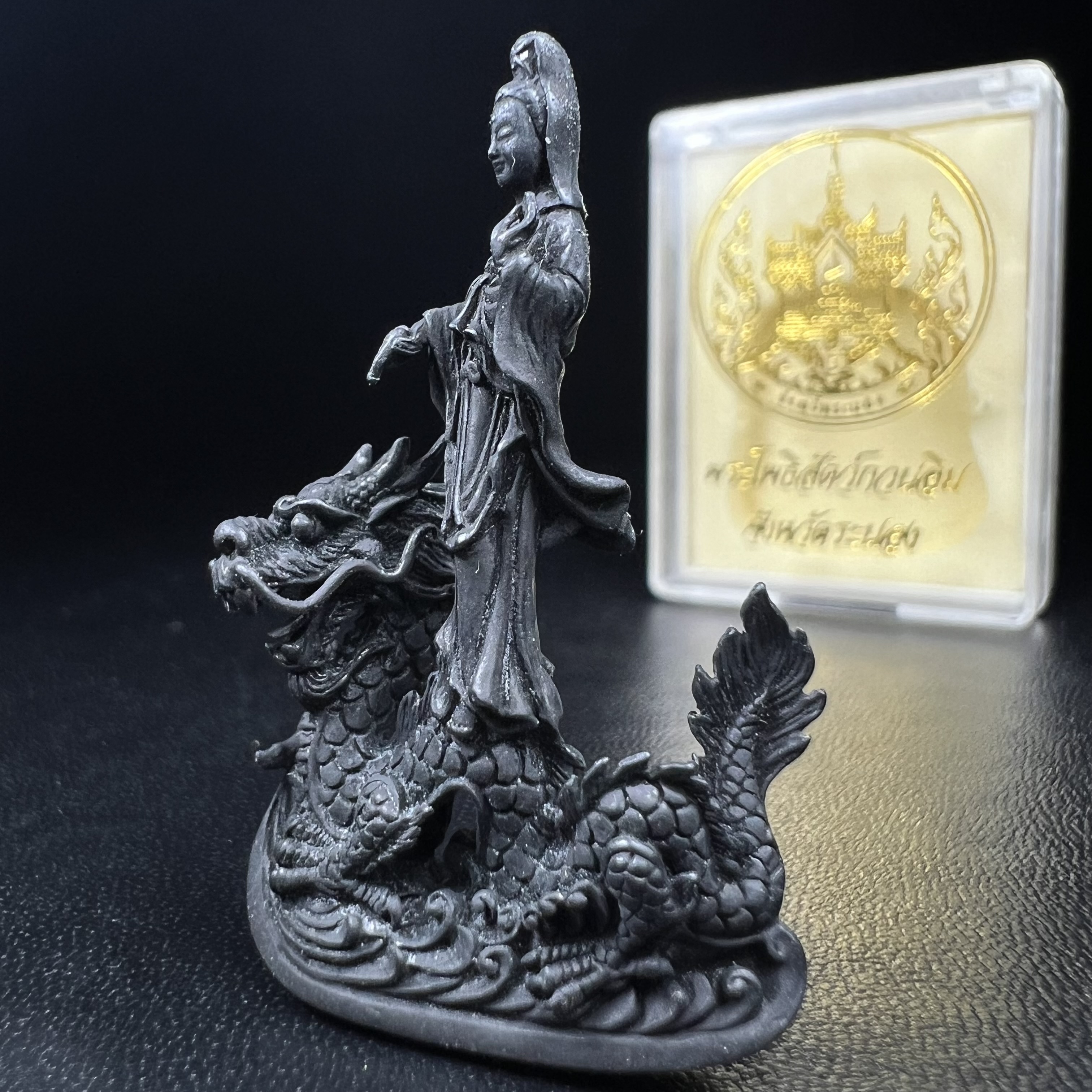 รูปหล่อลอยองค์พระโพธิสัตว์กวนอิม ทรงประทับมังกร จ.ระนอง พ.ศ.2539 เนื้อนวโลหะ พิมพ์ใหญ่(สวยงดงาม เข้มขลัง ทรงคุณค่า) เฉลิมฉลองในวโรกาสที่พระบาทสมเด็จพระเจ้าอยู่หัวทรงครองสิริราชสมบัติครบ 50 ปี(องค์หมายเลข๘๘๗๒)