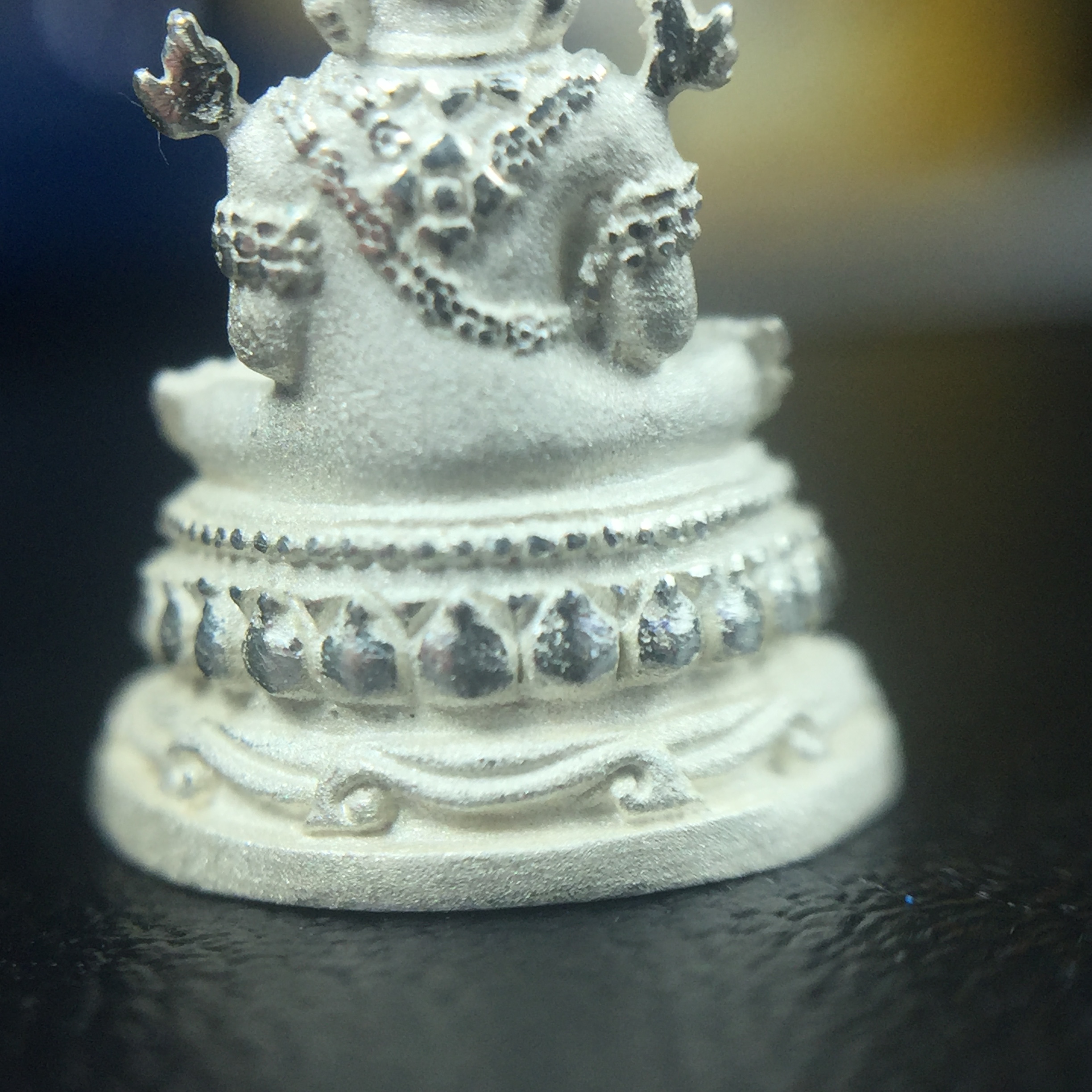 พระแก้วมรกต(จำลอง)ลอยองค์ ขนาดหน้าตัก 1/4 นิ้ว ทรงเครื่องฤดูร้อน เนื้อเงิน ตราสัญลักษณ์ฉลองสิริราชสมบัติครบ 60 ปี พ.ศ.2549