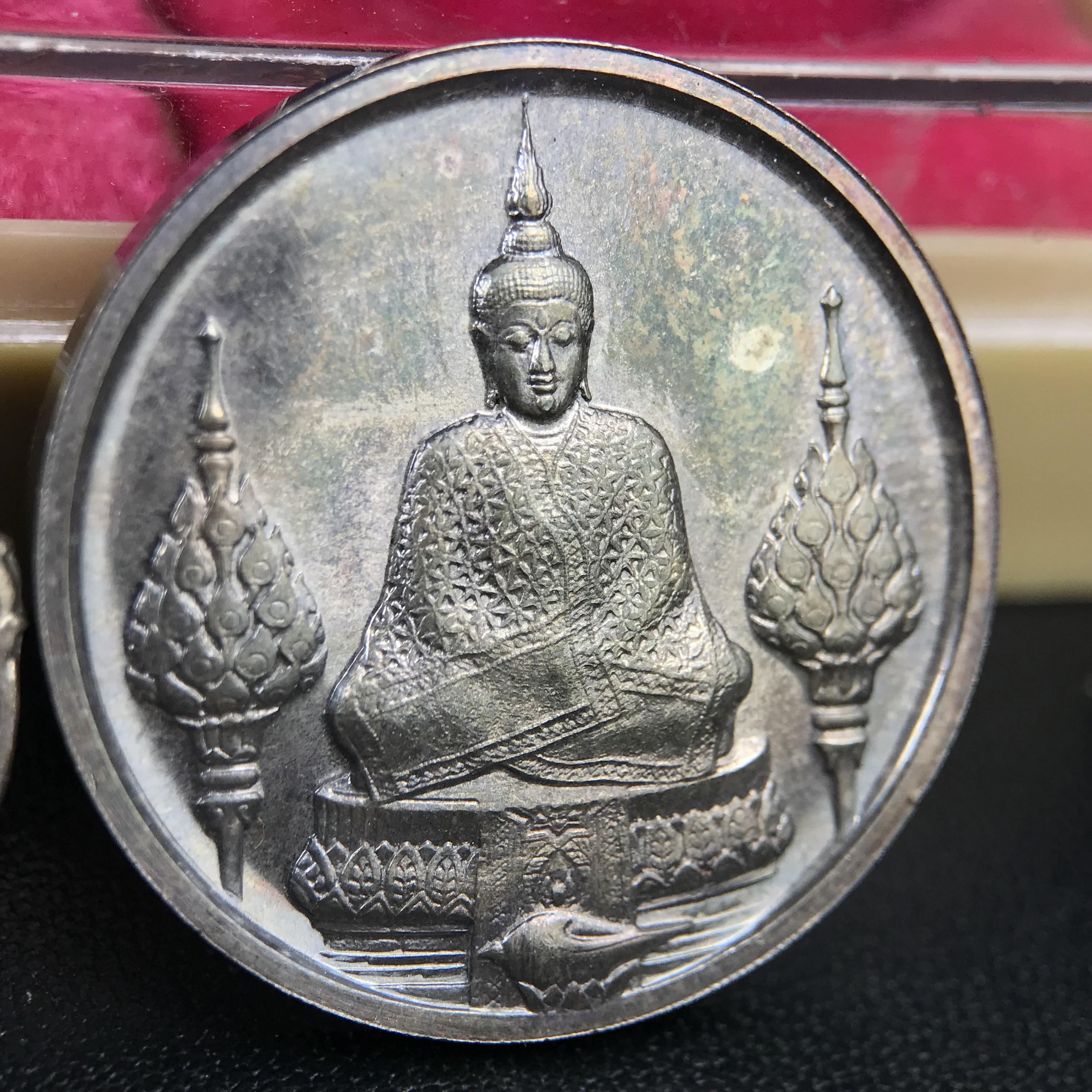 เหรียญพระแก้วมรกตหลัง ภปร. ฉลองกรุงรัตนโกสินทร์ครบ 200 ปี พ.ศ.2525 เนื้อเงิน(ผิวเดิมสวย)กล่องบรรจุเดิมครบ 3พิมพ์ ร้อน ฝน หนาว(บล็อกแรกไม่มีพระราชศรัธานิยม)(ในหลวงรัชกาลที่9 เสด็จในพิธี)พระคู่บ้านคู่เมือง...พระดี...พิธีใหญ่(บล็อกแรกครบชุด ผิวเดิม หายาก)