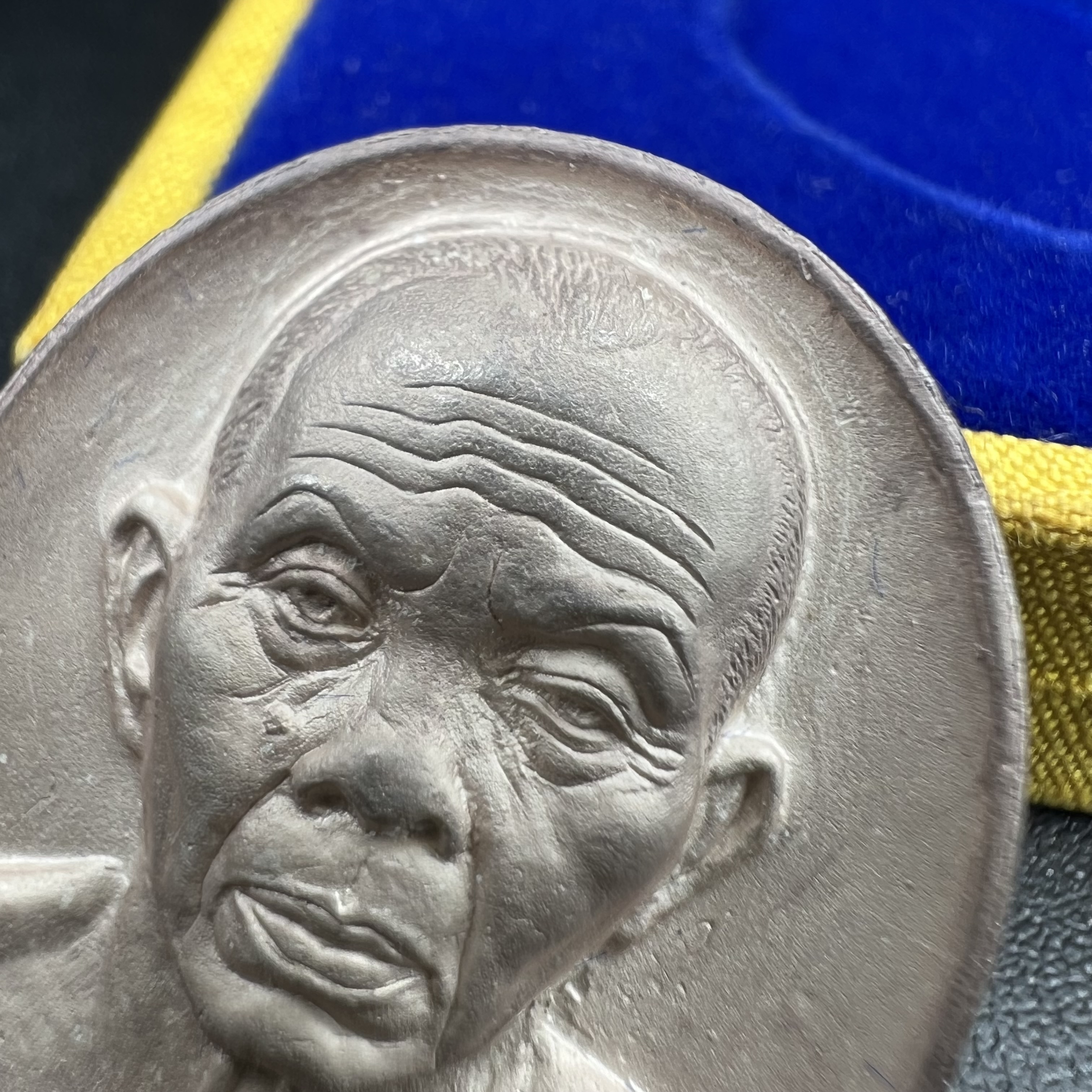 เหรียญรูปเหมือนพระญาณวิทยาคมเถร (หลวงพ่อคูณ ปริสุทโธ)ชุดกาญจนาภิเษกครองราชย์ครบ 50 ปี เนื้อเงิน วัดบวรนิเวศวิหาร ปี พ.ศ. 2538(จัดสร้างได้เหมือนหลวงพ่อคูณมาก มีรายละเอียดและความคมชัดสูง ลูกศิษย์ท่านไม่ควรพลาด วิจิตรศิลป์และพุทธศิลป์งดงาม)พิธีใหญ่