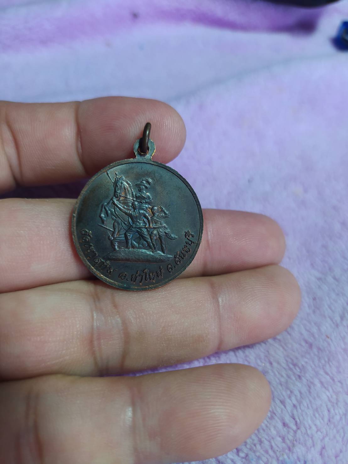 พระอาจารย์สมชาย ฐิตวิริโย วัดเขาสุกิม อ.ท่าใหม่ จ.จันทบุรี ด้านหลัง สมเด็จพระเจ้าตากสินมหาราช