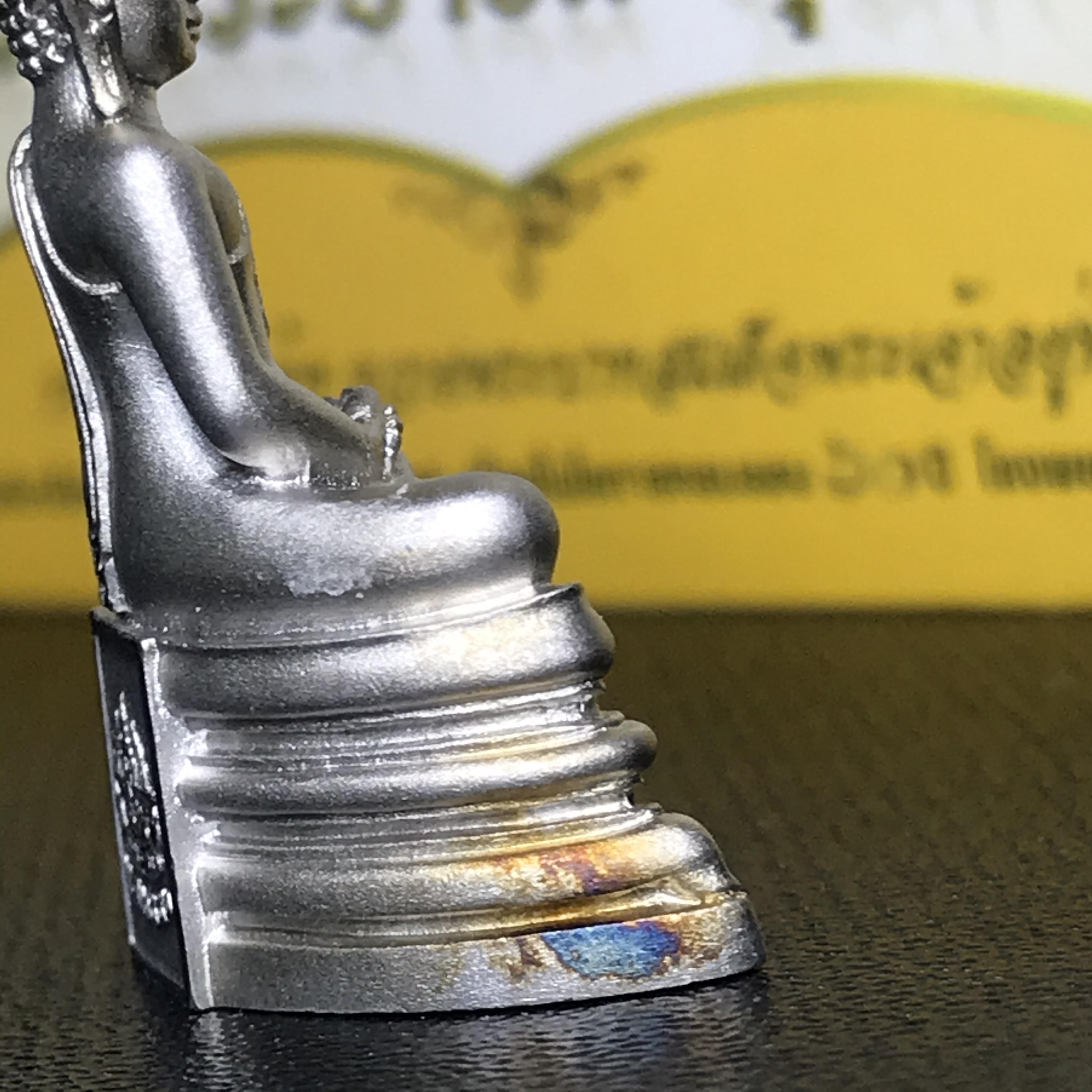 พระพุทธโสธร คุ้มเกล้าฯ ภปร.(ใต้ร่มพระบารมี คุ้มเกล้า) 60ปี รพ.ภูมิพลฯ พ.ศ.2552 เนื้อเงิน ชุบทองคำขาว(พิมพ์ใหญ่ขนาด 30*20 มม.)(1ใน5000 องค์)