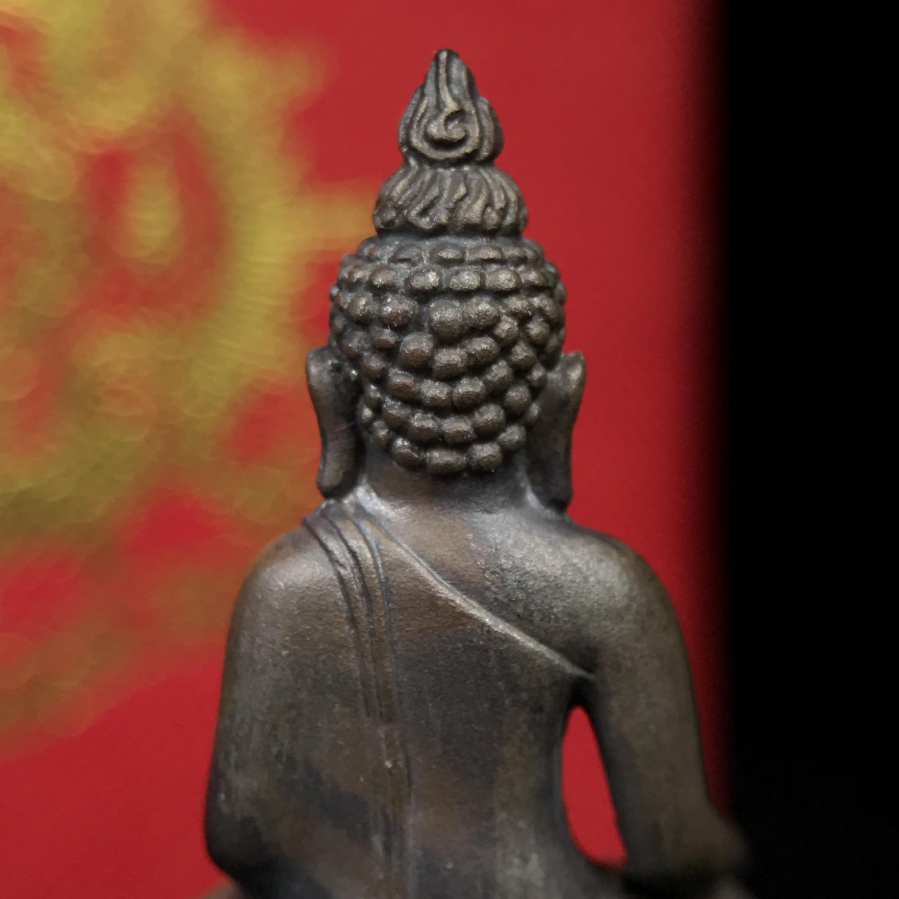 พระกริ่งไพรีพินาศ บรรจุเหล็กไหล ครั้งแรกและครั้งเดียวในประวัติศาสตร์ เฉลิมพระเกียรติ พระบาทสมเด็จพระเจ้าอยู่หัวรัชกาลที่9 พระชนมพรรษา 6 รอบ ปี2542 เนื้อนวโลหะผสมทองคำ(บรรจุเหล็กไหล)ดีนอก-ดีใน พิธีใหญ่ มวลสารเด่น(หายาก พิเศษกรรมการ ตอก 2 โค๊ต พบเจอน้อยมาก)