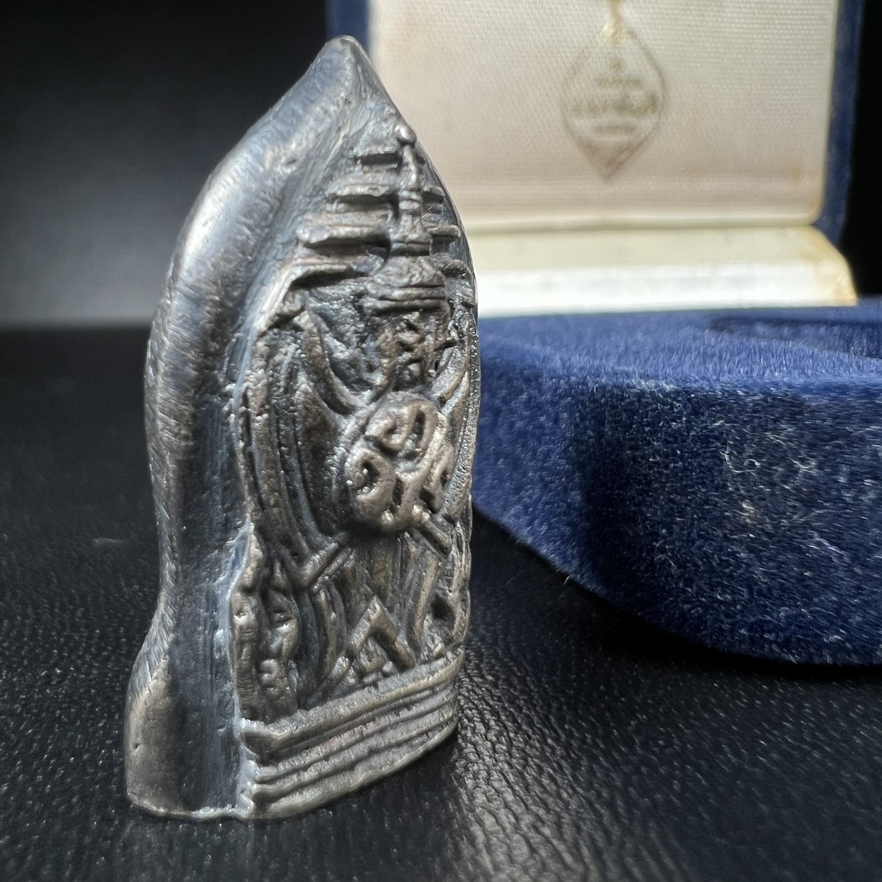 พระศาสดาใบเสมา ภปร. วัดบวรนิเวศวิหาร ปี2532 จัดสร้างในโอกาสสองทศวรรษรามาธิบดี เพื่อศูนย์การแพทย์สิริกิติ์ เนื้อเงิน(ผิวเดิมกลับดำสวยงามเข้มขลัง)พร้อมกล่องบรรจุเดิม