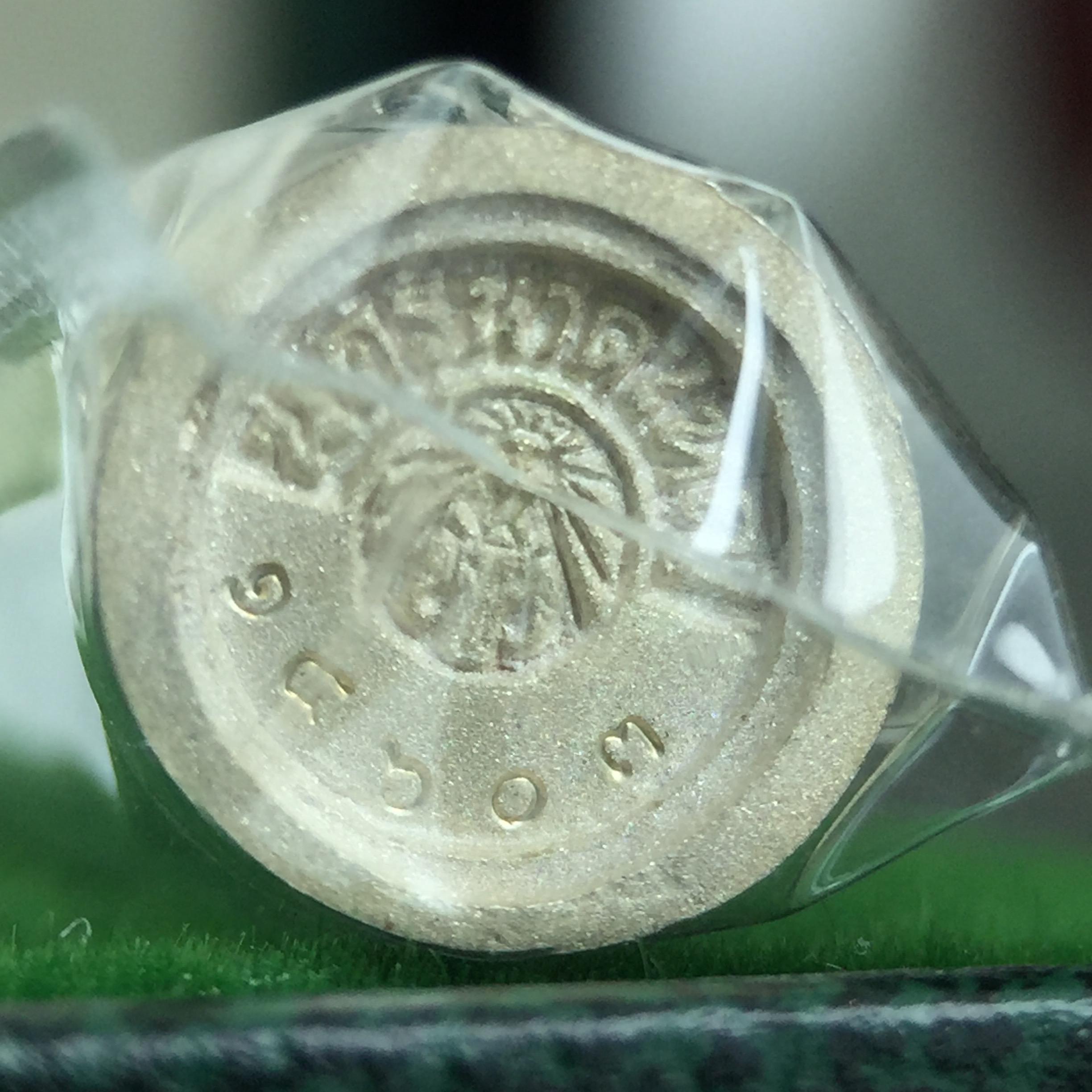 พระโพธิสัตว์อวโลกิเตศวร (เจ้าแม่กวนอิม) รุ่นฉลองปีกาญจนาภิเษก ปี 2540 เนื้อเงินบริสุทธิ์ 99.9%(นวลเงา) เทศบาลนครหาดใหญ่จัดสร้างถวายเฉลิมพระเกียรติพระบาทสมเด็จพระเจ้าอยู่หัวทรงครองสิริราชสมบัติครบ 50 ปี(สภาพซีนซองเดิมกล่องบรรจุการ์ดใบรับรองเดิมครบ)หายาก