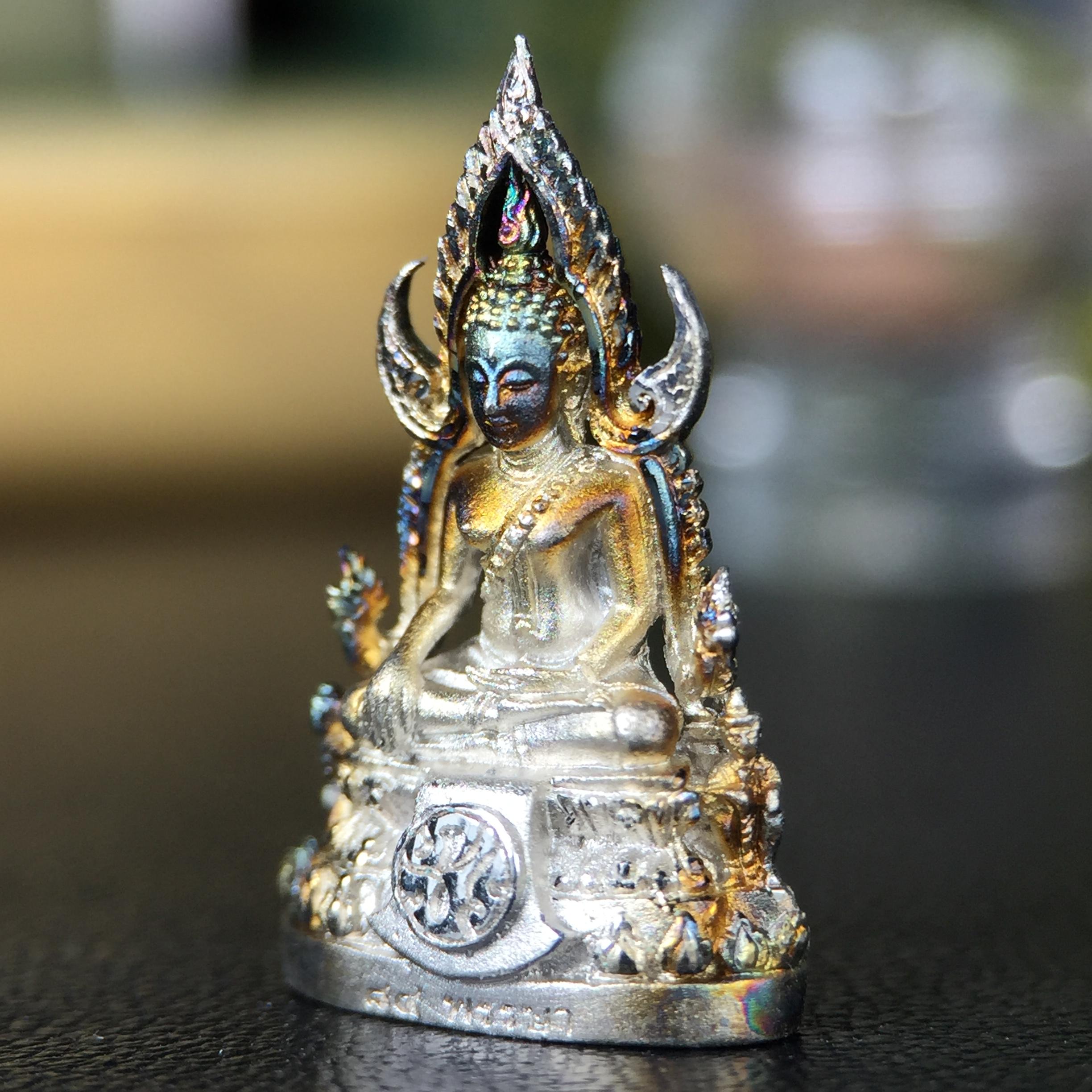 พระพุทธชินราช(จำลอง) ภปร. 84 พรรษา เนื้อเงินชุบทองคำขาว พิมพ์เล็กขนาดหน้าตัก 1/4 นิ้ว (สภาพผิวเดิมสวย ขึ้นสีรุ้งธรรมชาติ แบบนิยม)(พระราชทานมวลสาร จิตรลดาและเส้นพระเจ้า(เส้นผม))