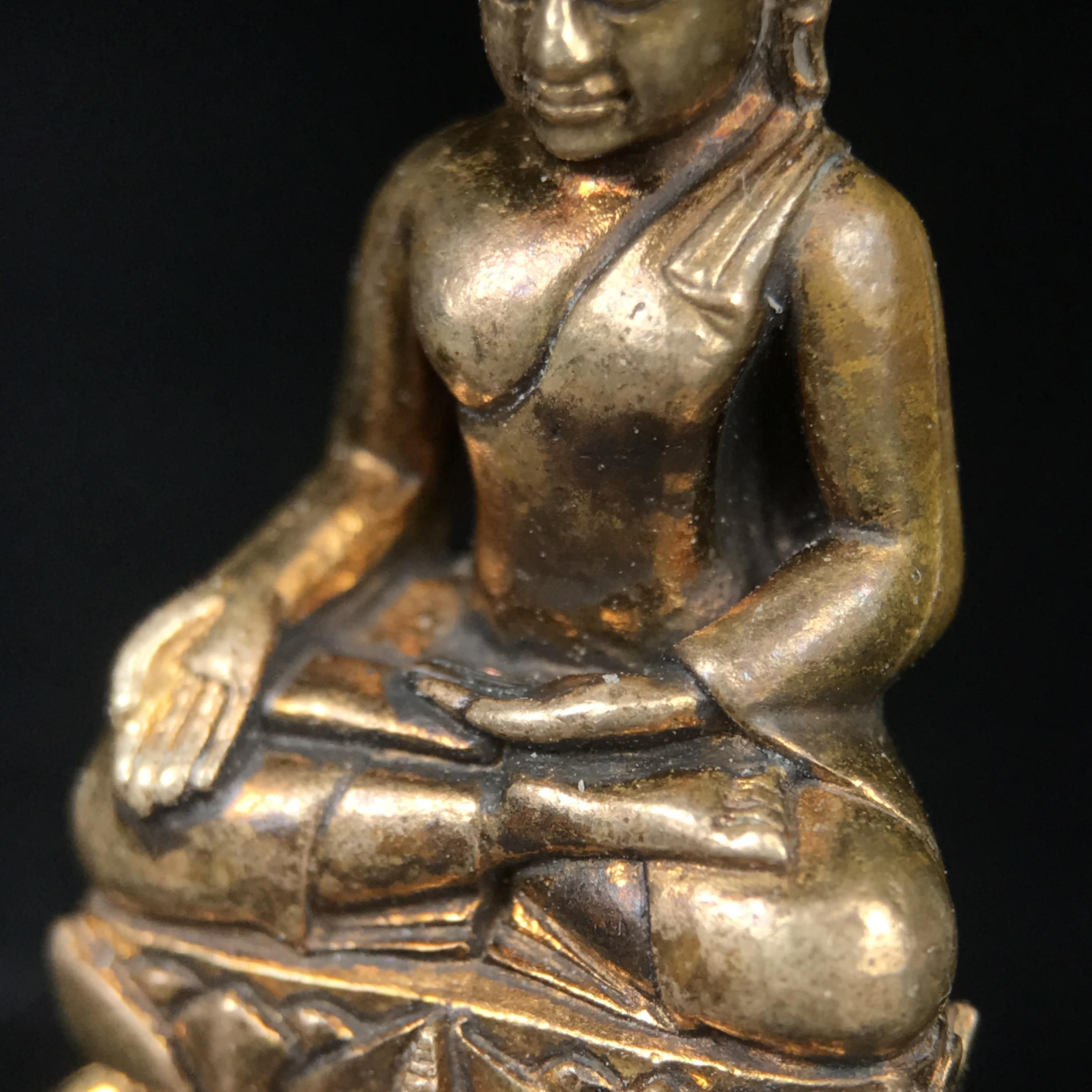 พระกริ่งไพรีพินาศ บรรจุเหล็กไหล ครั้งแรกและครั้งเดียวในประวัติศาสตร์ เฉลิมพระเกียรติ พระบาทสมเด็จพระเจ้าอยู่หัวรัชกาลที่9 พระชนมพรรษา 6 รอบ ปี2542 เนื้อสัมฤทธิ์(บรรจุเหล็กไหล)ดีนอก-ดีใน พิธีใหญ่ มวลสารเด่น(พิเศษกรรมการ ตอก 2 โค๊ต หมายเลข ๒๒๑๘)หายาก